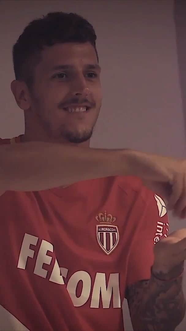 ステヴァン・ヨヴェティッチのインスタグラム：「I want to thank AS Monaco and our president Mr Dmitry RYBOLOVLEV for giving me an opportunity to be a part of this special club for 4 years! Being a player of AS Monaco, living in this city and training on one of the most beautiful training camps was definitely a UNIQUE experience! I wish my teammates a lot of success and best of luck in next challenges! Here you have a fan for life! 🇮🇩  Je voudrais remercier l'AS MONACO et son Président, M. Dmitry RYBOLOVLEV de m'avoir donner l'opportunité de faire partie de ce club si spécial pendant 4 ans ! Être un joueur de l'AS MONACO, vivre dans ce magnifique pays, et s'entraîner dans l'un des plus beaux centre d'entraînement a été sûrement une expérience UNIQUE! Je souhaite beaucoup de succès et bonne chance à mes coéquipiers pour les prochains défis. Avec moi, vous avez un fan de plus à vie! 🇲🇨」