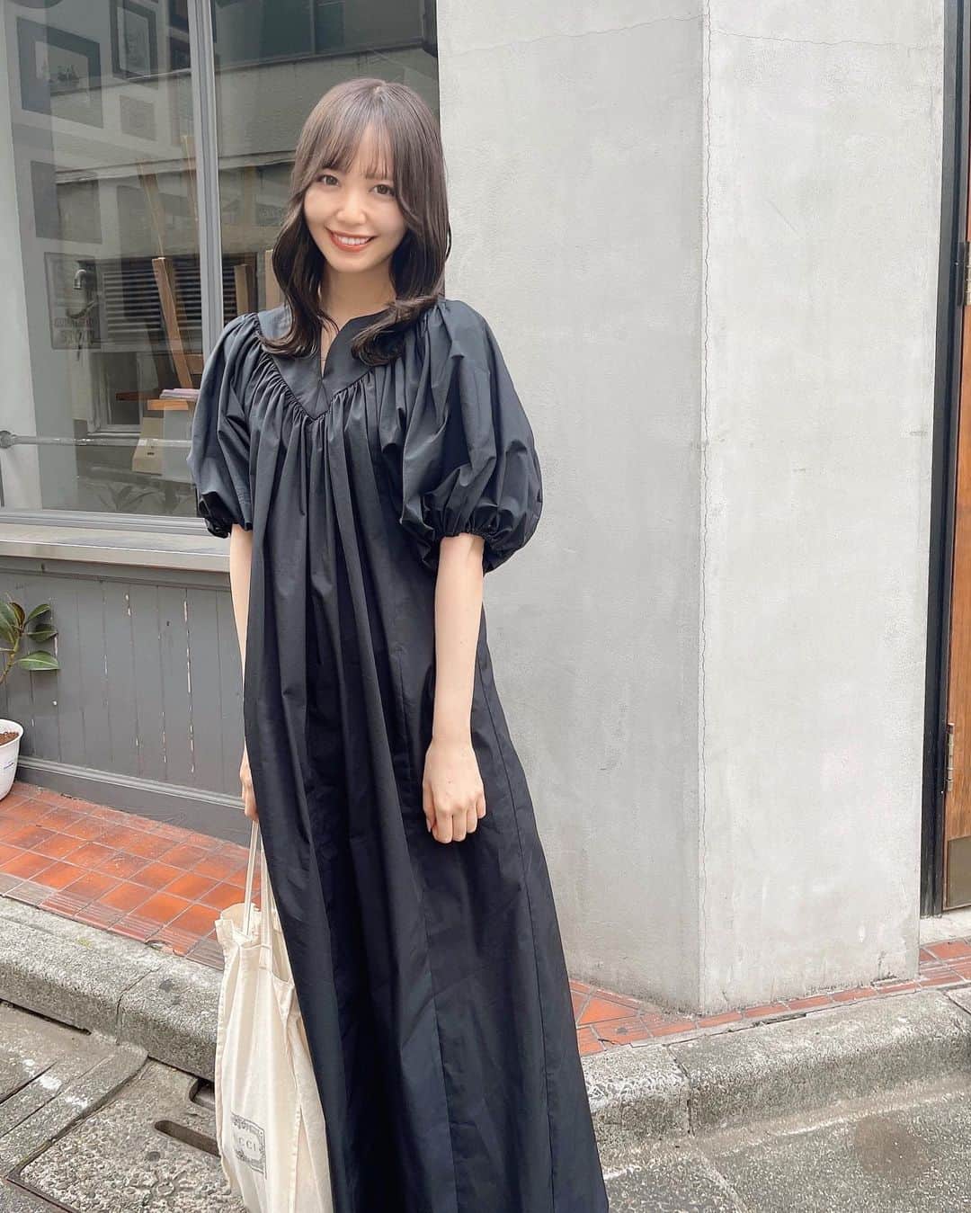 のインスタグラム：「. . 最近お気に入りのワンピース🕊 形が可愛すぎて即決でした♡  そして収録の前に髪の毛を暗めに オリーブ系にして頂いたよ！ @akiyamasensei_aid さん担当！  アイブロウのメンテナンスは @une_fleur_aimi さん担当です🍓  #nolleys #ノーリーズ #ワンピース #onepiece #ワンピースコーデ #グレージュ #ミディアム #ミディアムヘア #アッシュベージュ #ミディアムヘアアレンジ #オリーブグレージュ  #外ハネミディアム #オリーブベージュ #山根千佳　 #オリーブカラー #アッシュグレー #恵比寿美容室 #ブリーチなし #透明感カラー #aid美容室 #夏コーデ  #アンフルール #眉毛サロン #ootd #2021ss  #unefleur #まつ毛カール  #outfit #春コーデ」
