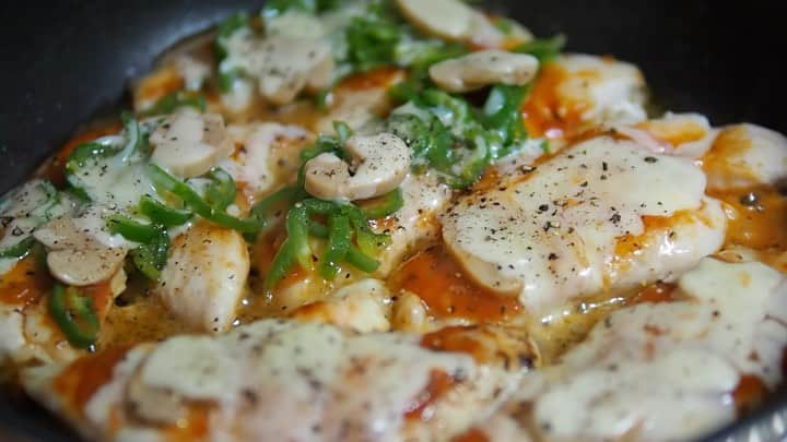 Rocoのインスタグラム：「05.26 本日の　#rocoごはん  お安く買えたささみに自家製トマトソースにピーマン・マッシュルーム・とろけるチーズのせてフライパンでピザ風に🍕 冷蔵庫空っぽで買い物に行きいろいろ購入。最近晩ごはんのメニューがギリギリまで決まらないことが多く…なんだか自分的にストレス😅w 明日の息子のお弁当メニューも何にしようか悩み中。いつも直前に決まる💦  #おうちごはん#晩ごはん」