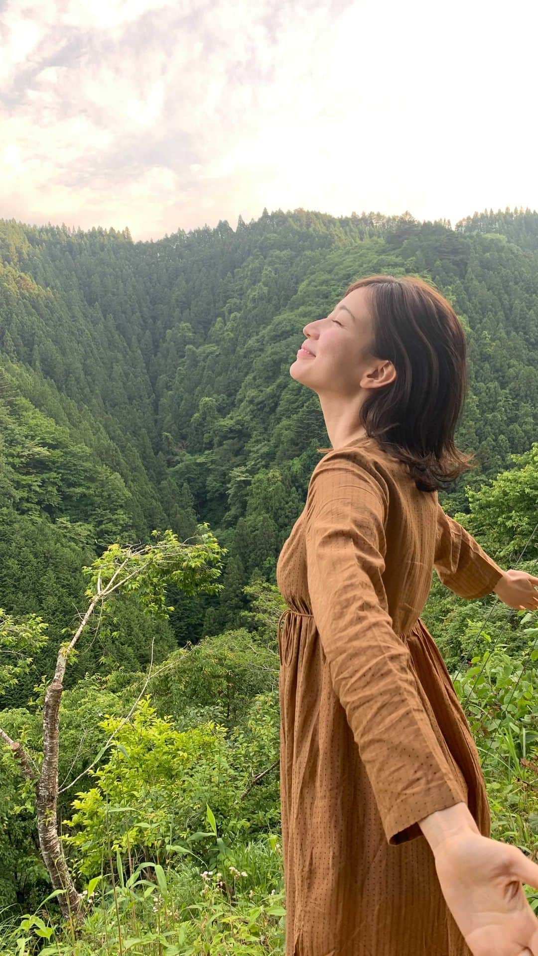 山本ソニアのインスタグラム：「Un endroit paradisiaque 🤍  @theateronetokyo   特別な空間、自然に囲まれて 夜は月の光が綺麗すぎて🤤 朝は鳥の鳴き声が心地よく、 もっと自然と一緒の時間をこれからもっと増やしていきたいな  Merci🍀」