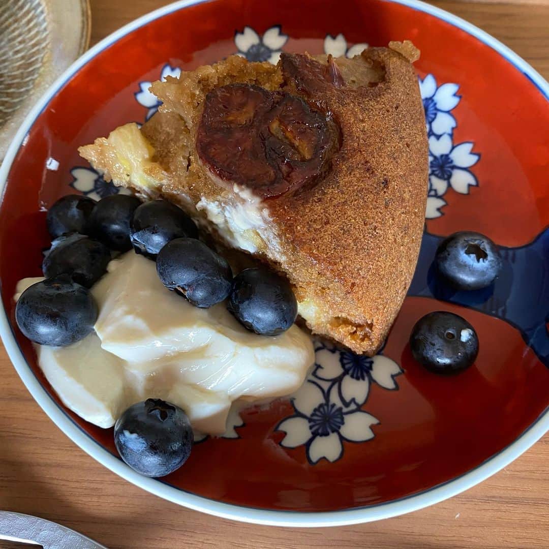 熊谷真実さんのインスタグラム写真 - (熊谷真実Instagram)「バナナケーキ！ 成功です。  米粉のバナナケーキに豆乳ヨーグルトとブルーベリー添えて。 小松菜バナナオレンジにんじんのスムージー  グリーンコーヒー。  朝は完璧  炊飯器で作る米粉のケーキ  米粉　300g ベーキングパウダー　大さじ1 最初にこれを混ぜ合わせておきます。 コーヒーはインスタントコーヒーを大さじ1くらい。入れても入れなくても。  豆乳280CC なたね油100CC ラム酒　大さじ1 メープルシロップ80CC なかったら甜菜糖大さじ3  ベーキングパウダーと米粉に混ぜ合わせた豆乳、菜種油など、入れる。  手早く混ぜ合わせて、バナナ一本分輪切りにしたものをいれて、炊飯器に入れて、 ケーキ機能が付いてたらそれで。 なかったら炊飯でいいのかな。 そこはわからないです。  でも半分蒸しパンみたいで美味しいよ。  #熊谷真実 #炊飯器で作る米粉のケーキ #米粉のバナナケーキ #グルテンフリー #優しい甘さ #グリーンコーヒー #米粉のおやつ」5月26日 19時13分 - mami_kumagai310