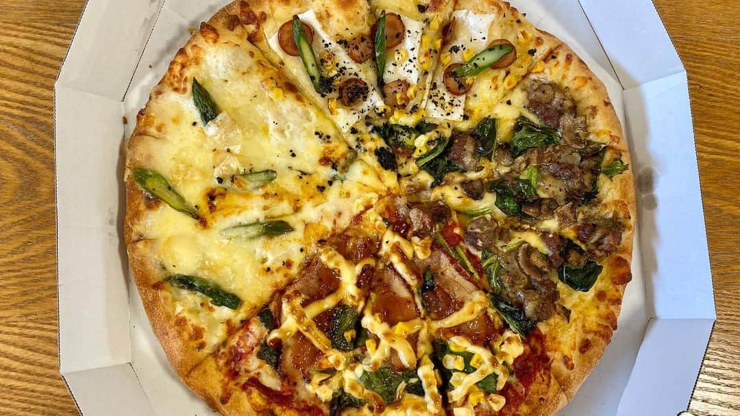 桐崎栄二さんのインスタグラム写真 - (桐崎栄二Instagram)「家族でドミノ・ピザのクワトロ・ニッポン！ めちゃくちゃおいしかったです。 おばあちゃん普段ピザ食べないけどクワトロ・ニッポンはトッピングが食べやすくて美味しかったって！嬉しそうでした！ この時期に贅沢したかったらドミノ・ピザ👍 今ドミノ・ピザでは「#ドミノの和ピザコンテスト 」を開催中！ ピザを買ったら、公式アカウントを＠dominos_jpをフォローして、＃ドミノの和ピザコンテスト で写真を投稿するだけで、ピザ400枚の無料券が山分けで貰えるチャンスがあるそうです！ ぜひみんなピザを楽しんで、コンテスト応募しよう！！ #ドミノピザ #クワトロニッポン #家族ごはん #PR #ドミノの和ピザコンテスト」5月26日 19時25分 - kirizaki_1417