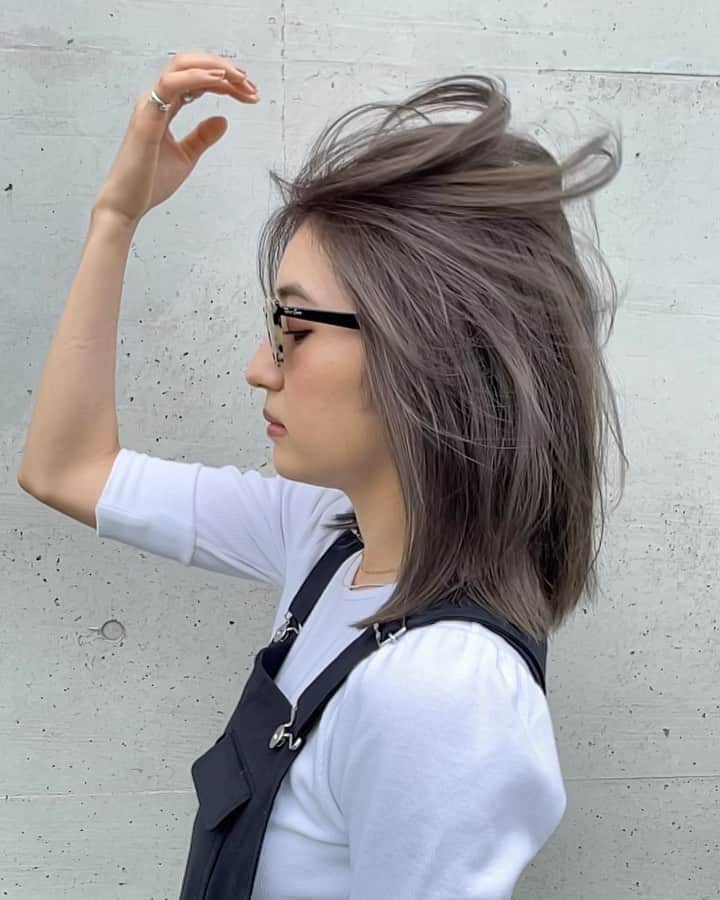 神能裕貴のインスタグラム：「🌫 動く極上ハイライト🌫 有末 麻祐子の【動く!!effortless cut & 極上ハイライト】  #effortlesscut#balayage#highlight#shadowroot#ombre #オンブレ#オンブレカラー#ハイライト#バレイライト#バレイヤージュ#海外ヘアー#リアル海外ヘアー#ラフカット#エフォートレスカット#ラフで適当がカッコいい#ラフで色気のあるヘアー#キャメルブラウン#SHIMA#色気#セクシー#sexy#ラフ#クール#髪型ではなく色気を買う時代」