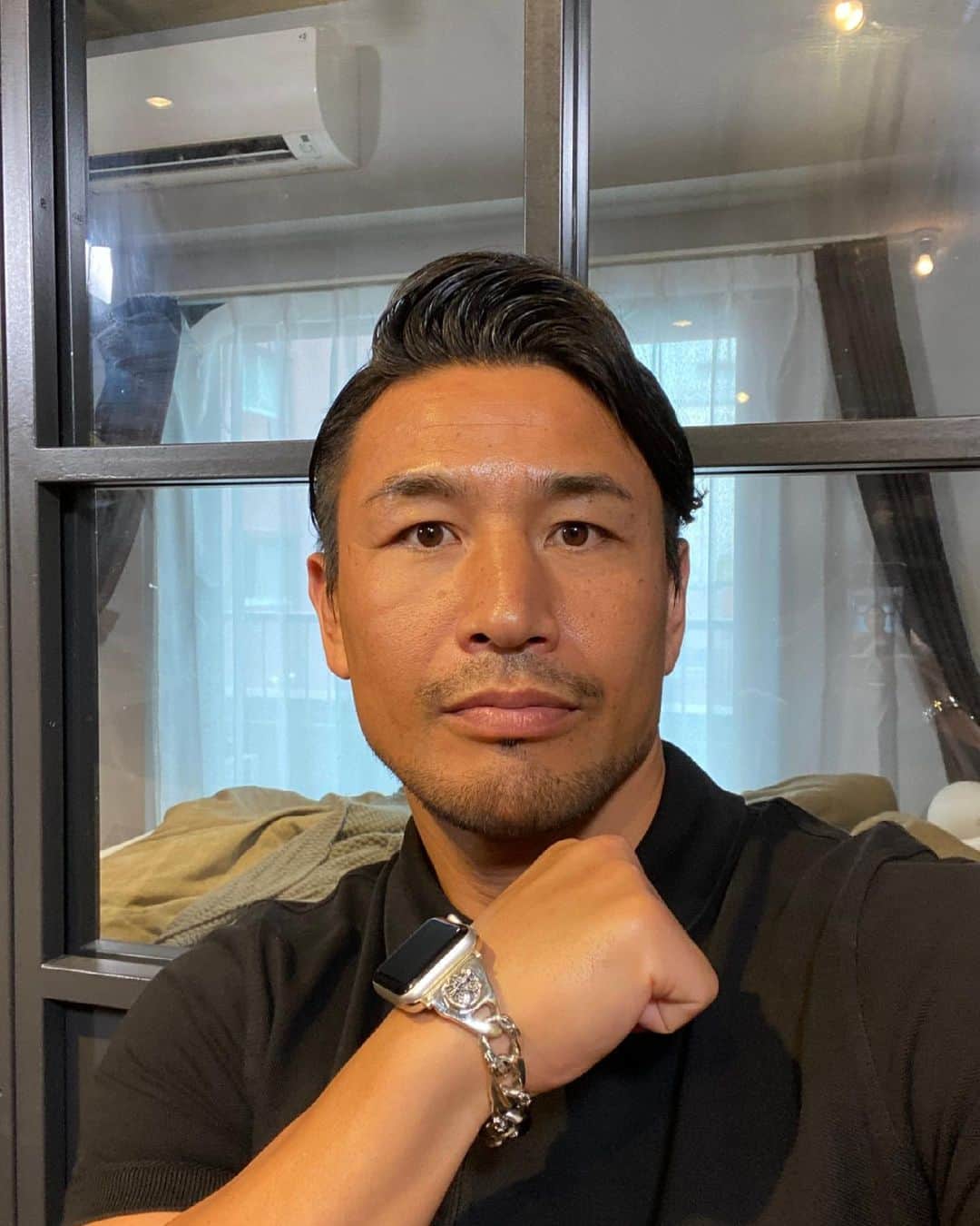 のインスタグラム：「Appleウォッチにシルバーバンド！気分によってバンドを変えれるのがいいね #魔裟斗  #reydeplata #Appleウォッチ #シルバーバンド #pr」