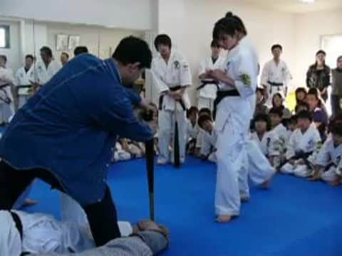 武田梨奈のインスタグラム：「🤳 中学時代の動画が頂きました😂🗯 久々に道場で練習したいなぁ。  Have you ever broken a baseball bat?   #dojo #karate #action #blackbelt  #バット折り #空手 #道場 #演武 #黒帯 #月心会」