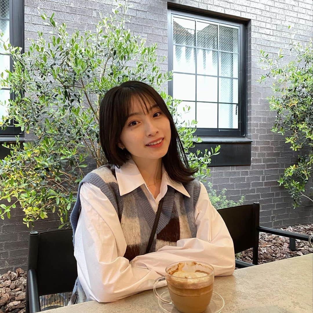 永井理子のインスタグラム：「1ヶ月以上前に撮ってたけど、 今載せちゃう🤭 前に投稿したコーデのニットベスト違い☁️  雨の日はだいたいブーツ履いてました☔️ そろそろ梅雨対策しなくては…！」