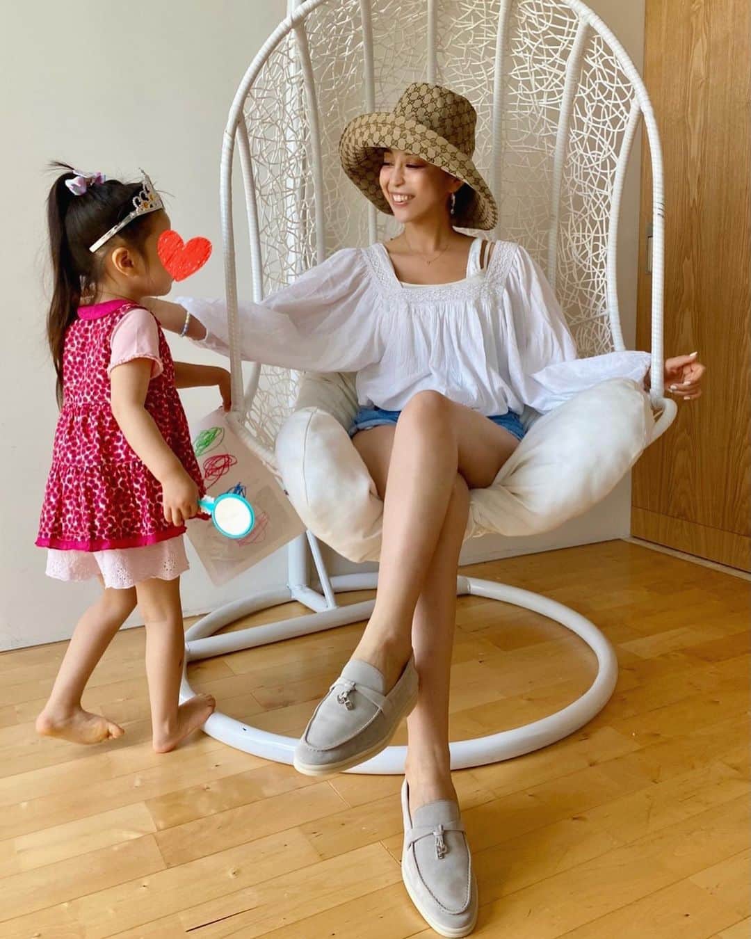 PINKYのインスタグラム：「最近のお気に入りhat & shoes👒🥿💫  hat @gucci  shoes @loropianaofficial   娘の愛用サンダルとシューズは @ifmecalin 🎀❤️  ・・・  #love #happy #family #mamalife #ootd #hat #gucci #shoes #loropiana #summerwalk #ifmecalin」
