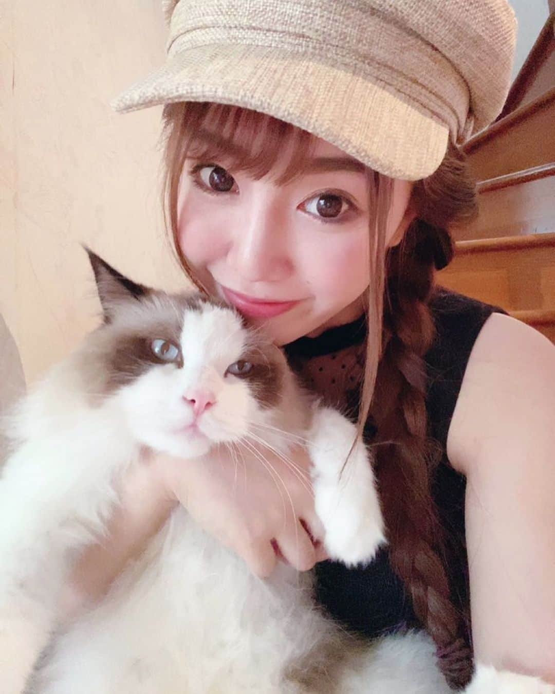 愛場れいらさんのインスタグラム写真 - (愛場れいらInstagram)「ララ〜〜💓💓 お風呂入った🛀🧼🐈🌼 多分初めて一人で運転した怖い無理🥲 . . . #ラグドール　#グラビア　#グラドル　#モデル　#ペット　#可愛い　#kawaiicat  #kitty #japanesegirl #asiangirl #ファッション　#美容　#猫　#キャスケット　#子猫　#インフルエンサー　#インスタグラマー　#ユーチューブ　#ティックトック」5月26日 19時46分 - aibareira2