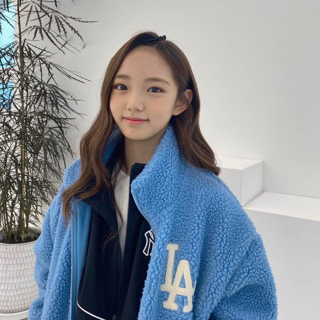 ウンチェのインスタグラム：「날씨 오락가락 하고 바람도 많이 부니까 은근 쌀쌀하네요~  다들 감기 조심하세요😷  #키즈모델 #주니어모델 #아역배우 #이은채 #딸스타그램 #초딩스타그램 #일상 #daily」