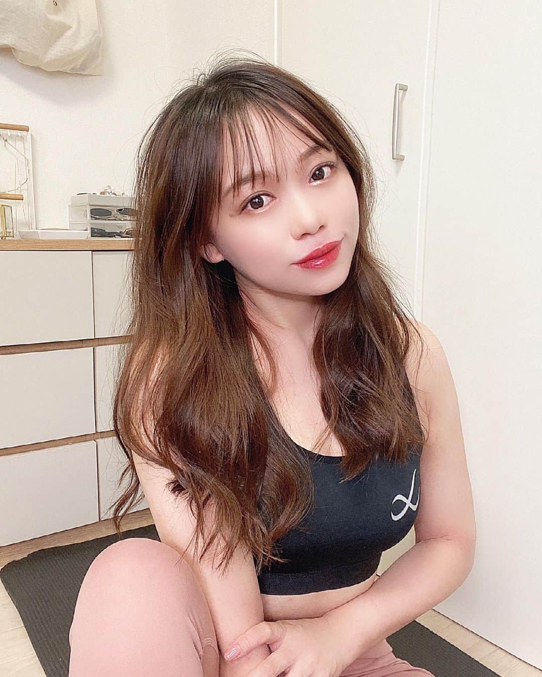 瀬賀しお（せがしぃ）のインスタグラム：「最近おうち筋トレ頑張ってるから 少しずつだけど引き締まってきたよー🥺🙏🏼！！ YouTubeで筋トレとかストレッチを調べて 真似してやってます( •̀ .̫ •́ )✊🏼✨  おうちでも、外に走りに行くときでも ワコールのスポーツブラを着てるよ🕊 スポーツするときのバストの揺れを防いでくれます☺️ フィット感があって着心地も最高✌🏼  普段からワコールのランジェリーも愛用してるけど スポーツブラもバストのことを考えて こだわった作りになってるから安心です♡  しっかり自分の体に合ったブラを 昼、夜、スポーツシーンで着け替えることによって バストのキレイにつながるので 皆さんもぜひチェックしてみてくださいね💋💋  @wacoal_now  @wacoal.jp  #ワコール #wacoal #MORE_BODY_CARE  #wacoal_sponsored #cwx #スポーツゆれケアブラ」