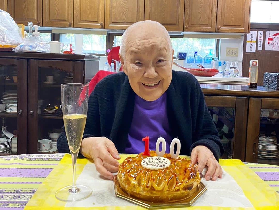 瀬戸内寂聴さんのインスタグラム写真 - (瀬戸内寂聴Instagram)「99歳の誕生日は病院にいました。 脚の血管がつまって、痛くて、軽い手術をしました。  退院して、遅ればせながらの誕生日を寂庵のスタッフとシャンパンをあけて祝いました🍾  99歳まで生きて、長すぎた一生だと思います。 様々なことを人の何倍もしてきました。全てに今は悔いがありません。十分に生きた我が一生でした。  死に様は考えません。 自然に任せます。  写真に載せきれないほど、誕生日のお祝いにお花やプレゼントを全国からたくさんいただきました。 温かい御心に感謝いたします🍀  #99才 #白寿 #515 #誕生日 #寂庵 #瀬戸内寂聴」5月26日 20時04分 - jakucho_setouchi