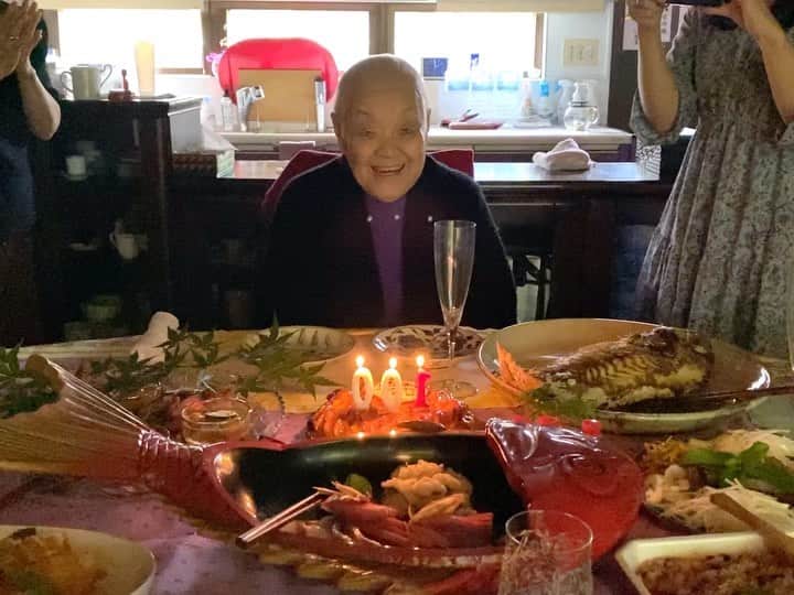瀬戸内寂聴のインスタグラム：「99歳の誕生日は病院にいました。 脚の血管がつまって、痛くて、軽い手術をしました。  退院して、遅ればせながらの誕生日を寂庵のスタッフとシャンパンをあけて祝いました🍾  99歳まで生きて、長すぎた一生だと思います。 様々なことを人の何倍もしてきました。全てに今は悔いがありません。十分に生きた我が一生でした。  死に様は考えません。 自然に任せます。  写真に載せきれないほど、誕生日のお祝いにお花やプレゼントを全国からたくさんいただきました。 温かい御心に感謝いたします🍀  #99才 #白寿 #515 #誕生日 #寂庵 #瀬戸内寂聴」