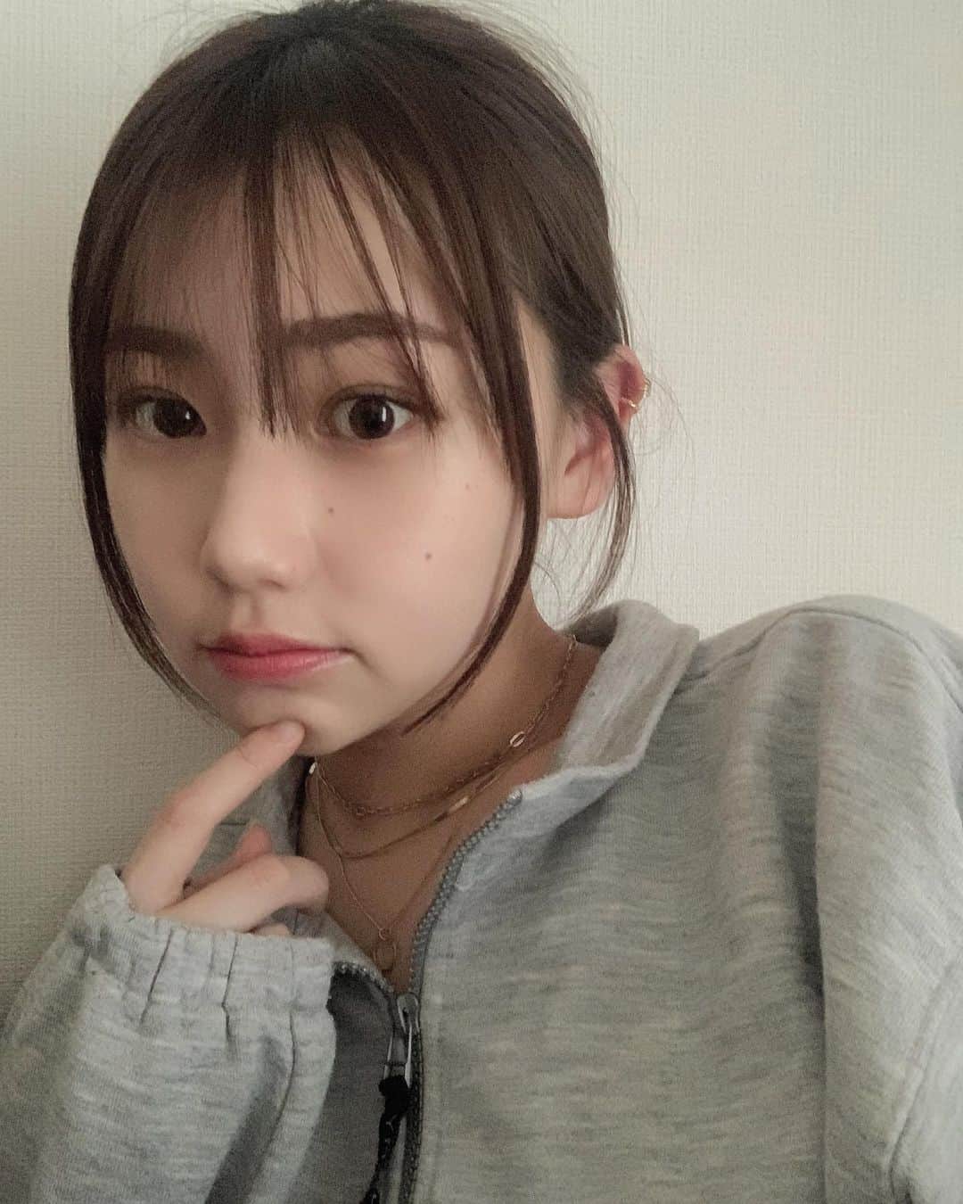 のインスタグラム：「.  アクセサリーじゃら付けって可愛い💍  #アクセサリー #ゴールド #ゴールドアクセサリー #じゃら付け #自撮り #tommyhilfiger #古着 #ハーフジップ #暗め加工 #暗め加工研究中」