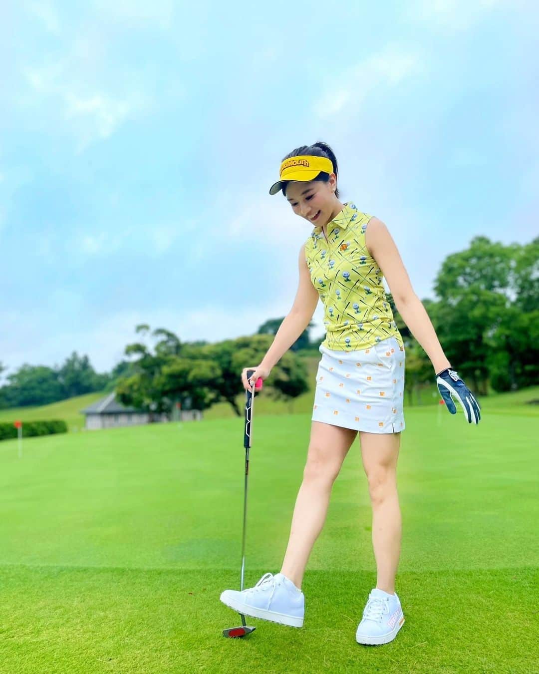 石井里奈さんのインスタグラム写真 - (石井里奈Instagram)「こんばんは🌃✨ . 先週末のゴルフコーデ🏌️‍♀️⛳️ 今回もアーリーバードで早朝ゴルフ✨朝からゴルフすると休日ながく1日充実して過ごせるからこの過ごし方にハマりそうです🥺👌❤️ . 今回は暑かったのでゴルフコーデも夏仕様✌️ 全て @loudmouth_japan_official ⭐️ @uuumgolf でもお世話になった @harukakudo1118 プロが着用してて可愛いなーとずっと気になってたの🥰⭐️ . 今回は全体をイエローとホワイトでまとめて統一感🙆‍♀️ トップスはなんとゴルフボールとクラブの柄なの💕👏 ボールは @callawayapparel_japan のピンクボールだよ💕 . 今回は茨城のノースショアカントリークラブで🧡とっても綺麗なゴルフ場でした✨⛳️ . 6月もゴルフの予定入れたいなぁ🙆‍♀️ 今日もお疲れ様でした🥰❤️ . #りなまるゴルフ #ゴルフ #ゴルフ女子 #ゴルフウェア #ゴルフコーデ #golfstagram #golf #golfgirl #golfwear #golflife #earlybird #アーリーバード #茨城ゴルフ #ノースショアカントリークラブ #ゴルフコース #ゴルフ女子コーデ #ゴルフ初心者 #ゴルフスイング #golfswing #ゴルフ場 #ゴルフ好きな人と繋がりたい #ゴルフ部 #スコア更新 #ゴルフレッスン #打ちっぱなし #プロゴルファー #女子プロゴルファー #loudmouth #ラウドマウス #ゴルフボール」5月26日 20時20分 - ri7tin1025