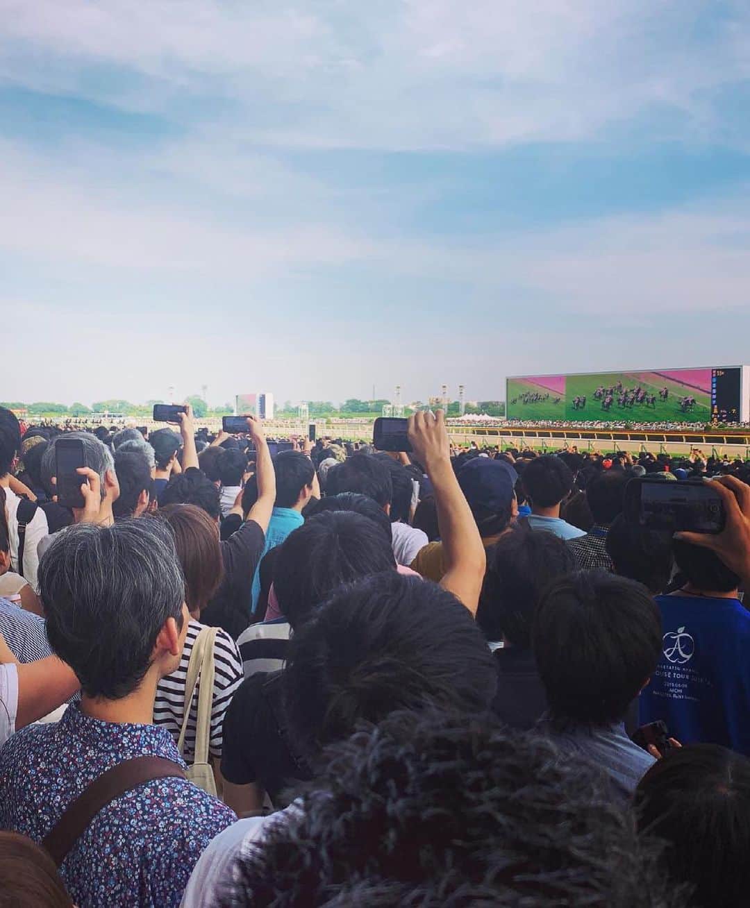 小澤陽子さんのインスタグラム写真 - (小澤陽子Instagram)「𝚒𝚗 𝚙𝚛𝚒𝚟𝚊𝚝𝚎❁  “あの興奮を、もう一度……” ゴール板前で、見たい😭😭😭🌪  今週末は、ニッポン 　　　　　“ 日本　ダービー！！！”🏇 競馬の祭典です🥺🥺🥺  なので今週は、 『ダービーウィーク』と言われていますね〜🥴 本来コロナが無ければ、トレセンも取材陣の数が とてつもなく増える時期です🌿  次こんな人混みの中の競馬場で 見届けられるのは、いつになるかな〜？  これは、２年前。 #ロジャーバローズ が買った時のダービー🐴✨。 馬券は当たったのか覚えていませんが、 この写真の表情を見ると…外してますね😂🤣 ハズレた物は記憶から消してるので、調子いいものです。笑  今年は、#BSスーパーKEIBA を通じて お届けします！！！！！ ※ 今週は福原アナが実況のため、 　青嶋アナとコンビを組んでお伝えします🎙 　福原さんがんばって💪🏻🔥  #日本ダービー #競馬の祭典 #UMAJO #ウマ娘」5月26日 20時22分 - yoko.ozawa729