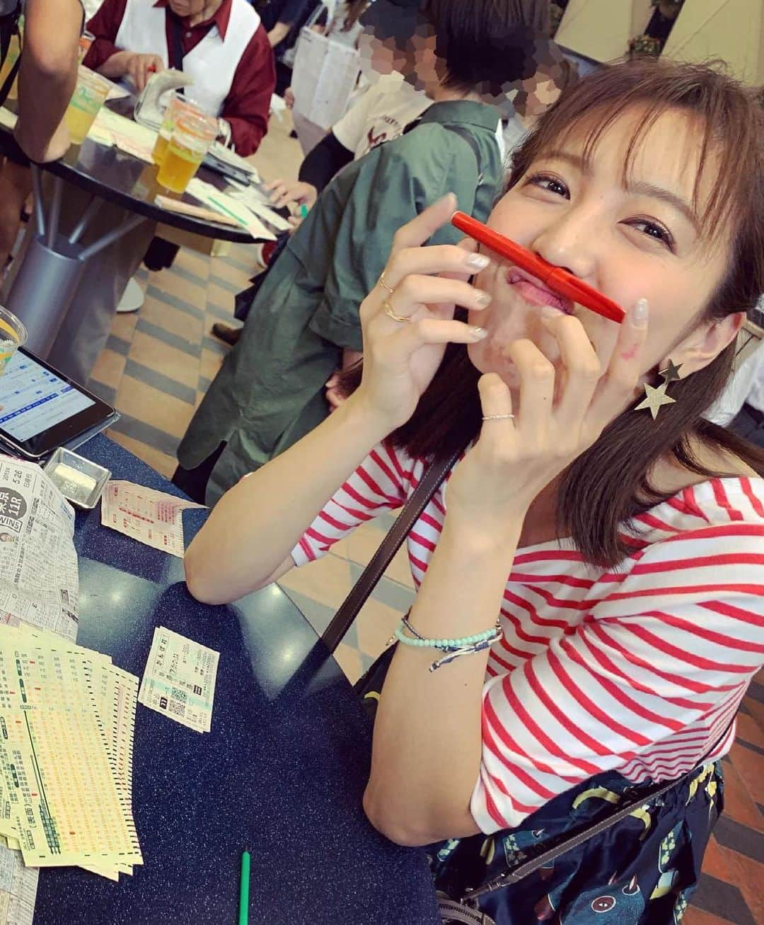 小澤陽子さんのインスタグラム写真 - (小澤陽子Instagram)「𝚒𝚗 𝚙𝚛𝚒𝚟𝚊𝚝𝚎❁  “あの興奮を、もう一度……” ゴール板前で、見たい😭😭😭🌪  今週末は、ニッポン 　　　　　“ 日本　ダービー！！！”🏇 競馬の祭典です🥺🥺🥺  なので今週は、 『ダービーウィーク』と言われていますね〜🥴 本来コロナが無ければ、トレセンも取材陣の数が とてつもなく増える時期です🌿  次こんな人混みの中の競馬場で 見届けられるのは、いつになるかな〜？  これは、２年前。 #ロジャーバローズ が買った時のダービー🐴✨。 馬券は当たったのか覚えていませんが、 この写真の表情を見ると…外してますね😂🤣 ハズレた物は記憶から消してるので、調子いいものです。笑  今年は、#BSスーパーKEIBA を通じて お届けします！！！！！ ※ 今週は福原アナが実況のため、 　青嶋アナとコンビを組んでお伝えします🎙 　福原さんがんばって💪🏻🔥  #日本ダービー #競馬の祭典 #UMAJO #ウマ娘」5月26日 20時22分 - yoko.ozawa729