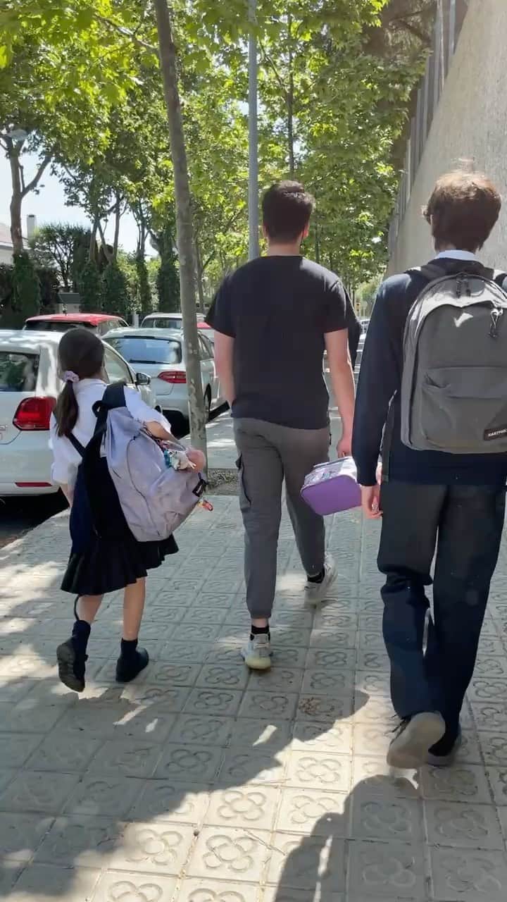 のインスタグラム：「お元気ですか？ じゅんとまたスペインバルのCanete🥘でランチそのあと子供達学校に迎えに行った動画アップしました♪  スペインバルのお兄ちゃんたち楽しいね😆  早く旅行できるようになるといいね！」