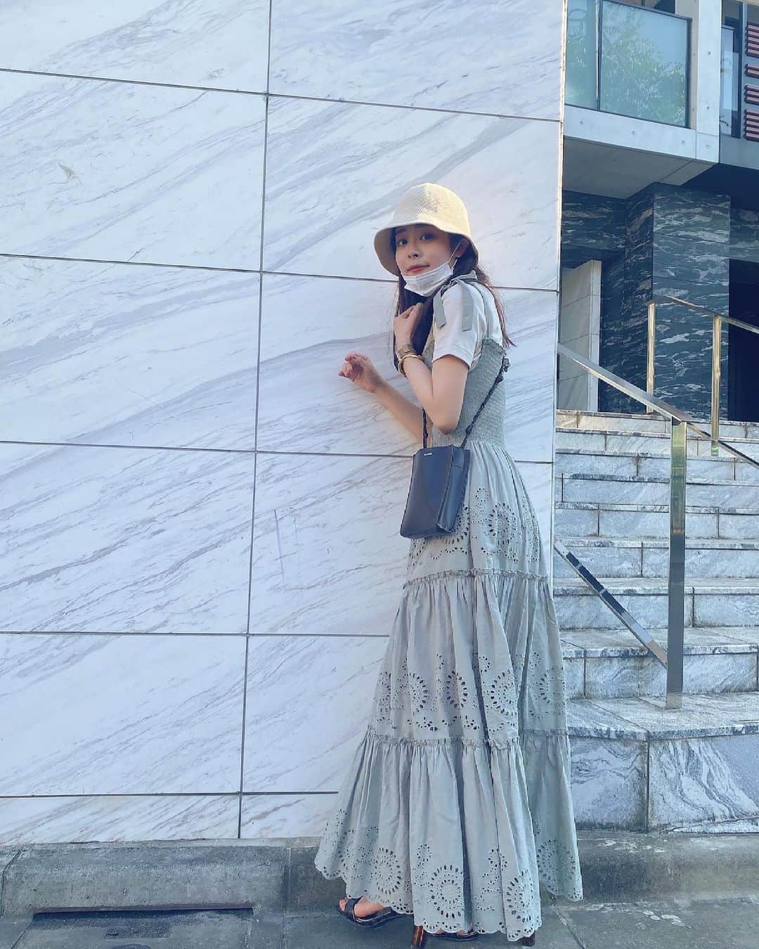 牛江桃子（ももち）さんのインスタグラム写真 - (牛江桃子（ももち）Instagram)「ZARA新作ワンピ × ユニクロTで、お散歩した日🧋🚶‍♀️韓国っぽのまんまる帽子、お気に入り … 👒🇰🇷♡♡﻿ ﻿ 夏に向けてかわいいキャミワンピ 集め中 。👗🤍﻿ Tシャツ × キャミワンピの合わせ大好き 〰️〰️ 🐕♡﻿ ﻿ [ one-piece ] #ZARA﻿ [ tops ] @uniqlo_jp #ユニクロ﻿ [ shoes ] @randa_pic #randa﻿ [ bag ] #jilsander [ hat ] @qoo10.official #qoo10﻿ ﻿ ZARA新作のキャミワンピちゃんお気に入り ♡〰️﻿ カーキだから甘くなりすぎないのもお気に入り🪄🐕﻿ サイズはXS！ZARAは小さめ買うのがおすすめ ◎﻿ ﻿ @qoo10.official まるっこ韓国ぼうし お気に入り🇰🇷👒🪄﻿ 前にYouTubeの購入品紹介動画でしっかり紹介してるので﻿ 商品詳細が気になる子はぜひYouTube見てみてね👸🏼♡﻿ ( ももち Qoo10 ってYouTubeで検索すると出るよ！)﻿ ﻿ ﻿ ﻿ 今夜22時は、久々のYouTube LIVE 📺 します！♡﻿ めちゃめちゃ久しぶりに、呑み配信します …🤣♡♡！！﻿ スーパーで、お酒とおつまみ大量に買ってきたので﻿ 「ももちあーず！」の準備満タンでございます …😘🍺﻿ ﻿ 今夜22時はインスタライブではなく、YouTubeに集合！﻿ 大人の子はお酒を、若レディちゃん達はジュースを！﻿ 片手にYouTubeに集合してね！おつまみも有れば尚👍🏻♥︎﻿ ﻿ 一緒に楽しもう〰️〰️♡🍺 待ってるね！👸🏼👸🏼🤍﻿ ﻿」5月26日 20時30分 - momochi.661