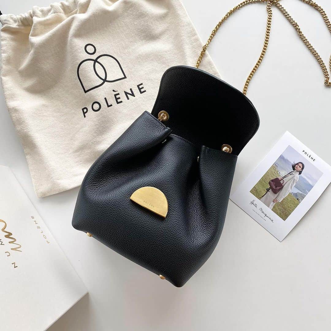 makoさんのインスタグラム写真 - (makoInstagram)「2021.5.26  POLENE Number One Mini  細いゴールドチェーンとゴールドのバックル POLENEならではのころんと愛らしいフォルムに惹かれて。 @polene_paris  1年中どんなスタイルにも映えるデザインだから、シャツやTシャツに、冬はニットやコートに合わせるのが楽しみ💕  #polene #poleneparis #Sponsored #Ambassador #Ad thank you @polene_paris」5月26日 20時30分 - _____ma.k.o