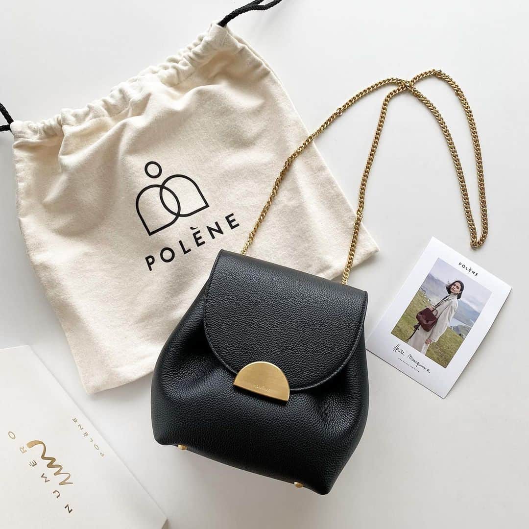 のインスタグラム：「2021.5.26  POLENE Number One Mini  細いゴールドチェーンとゴールドのバックル POLENEならではのころんと愛らしいフォルムに惹かれて。 @polene_paris  1年中どんなスタイルにも映えるデザインだから、シャツやTシャツに、冬はニットやコートに合わせるのが楽しみ💕  #polene #poleneparis #Sponsored #Ambassador #Ad thank you @polene_paris」