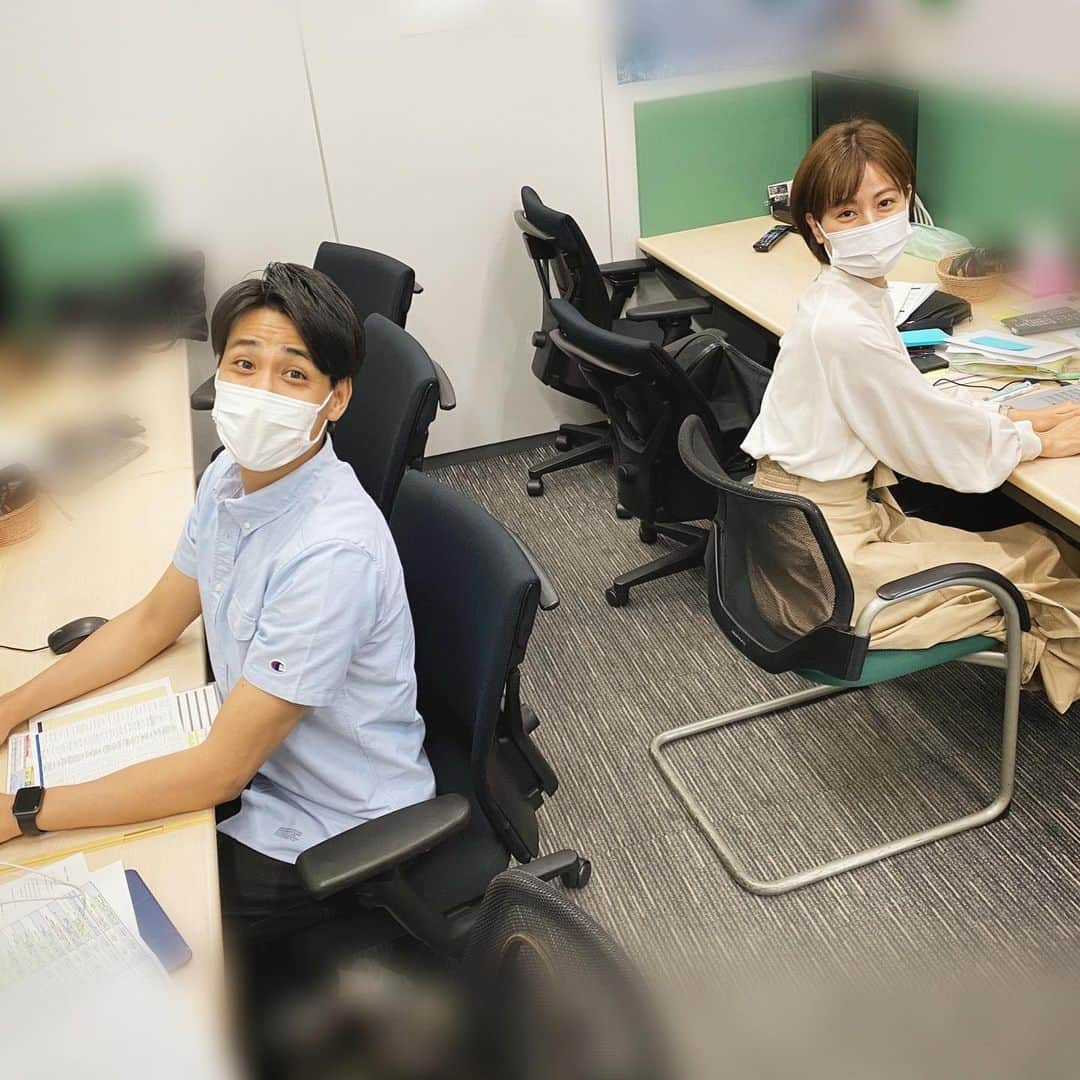 山本紘之さんのインスタグラム写真 - (山本紘之Instagram)「同期！ 久々に徳ちゃんと会社で会いました！ 背中合わせで互いに資料整理。 珍しかったので、撮ってもらいました。  もう、11年目なんだね。感慨深いね🥲 ちょっとセンチメンタル。 スーパームーンのせいかな🌕 つってね。  photo by @shuzohiramatsu_ntv」5月26日 20時40分 - yamamoto_hiroyuki.ntv