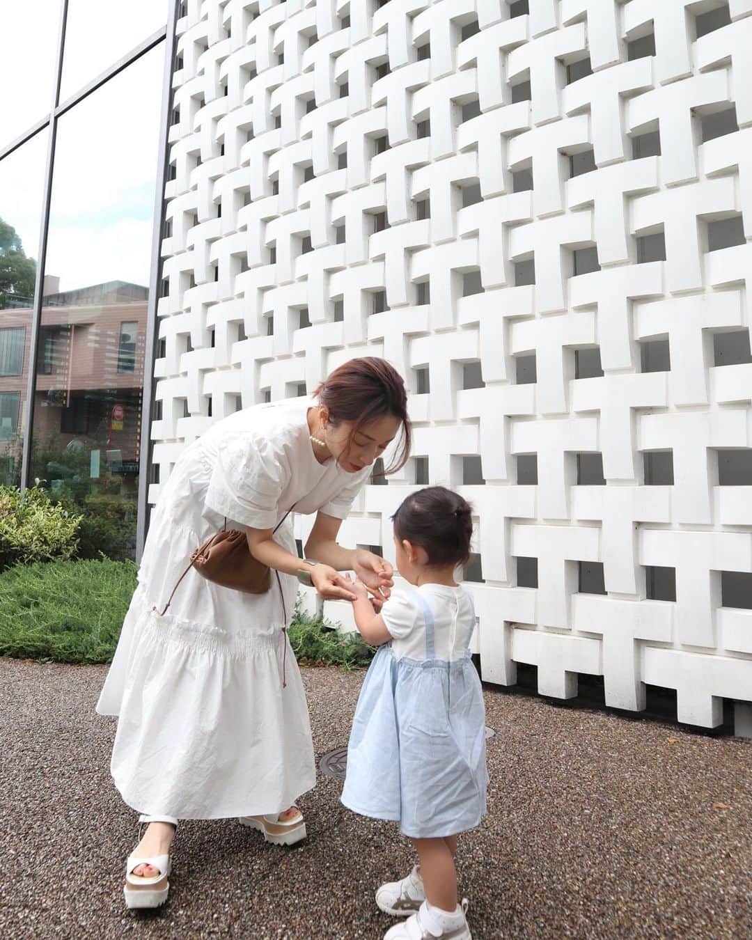 吉田理紗さんのインスタグラム写真 - (吉田理紗Instagram)「親子でワンピースコーデ♡ Rustalのワンピースは肩のボリュームのおかげで 小顔効果絶大👏 ハリがある素材で妊娠中なのにスタイルアップさせてくれて大変助かります…😢  娘のワンピースは重ね着風💕 カジュアルでもどこか上品なのがデイブベラの魅力だと思います♡ デイブベラのお洋服は　@lilly.poupon.tk さんのセレクトがすっごく可愛くておすすめ♡  ちなみに3枚目の写真は、手に砂がついたのが気になって 取って〜！となってる娘。笑 夫に似て綺麗好きのようで、ご飯中も手に何かつくと すぐふきふきを要求してきます😂  #lillypoupon #davebella #rustal  #リリープポン #デイブベラ #子ども服 #1歳女の子 #1歳女の子コーデ #1歳女の子ママ #マタニティコーデ #マタニティライフ #第二子妊娠中 #白ワンピース #白ワンピースコーデ #ラスタル #妊娠8ヶ月 #妊娠後期」5月26日 20時53分 - yoshirisaa