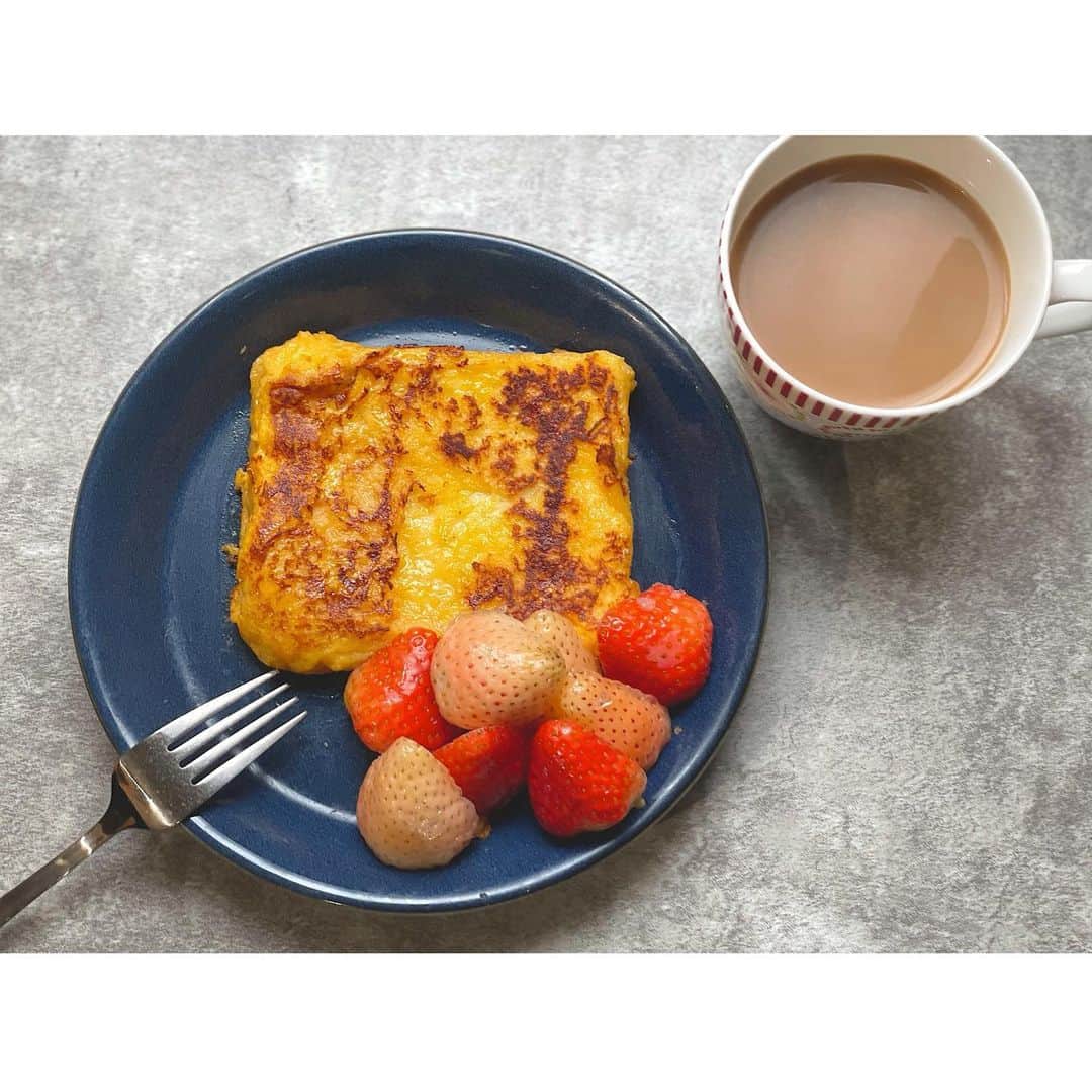 竹本萌瑛子のインスタグラム：「切り落とした耳はマヨかけて食べた . #フレンチトースト #マヨカケテタベタ」