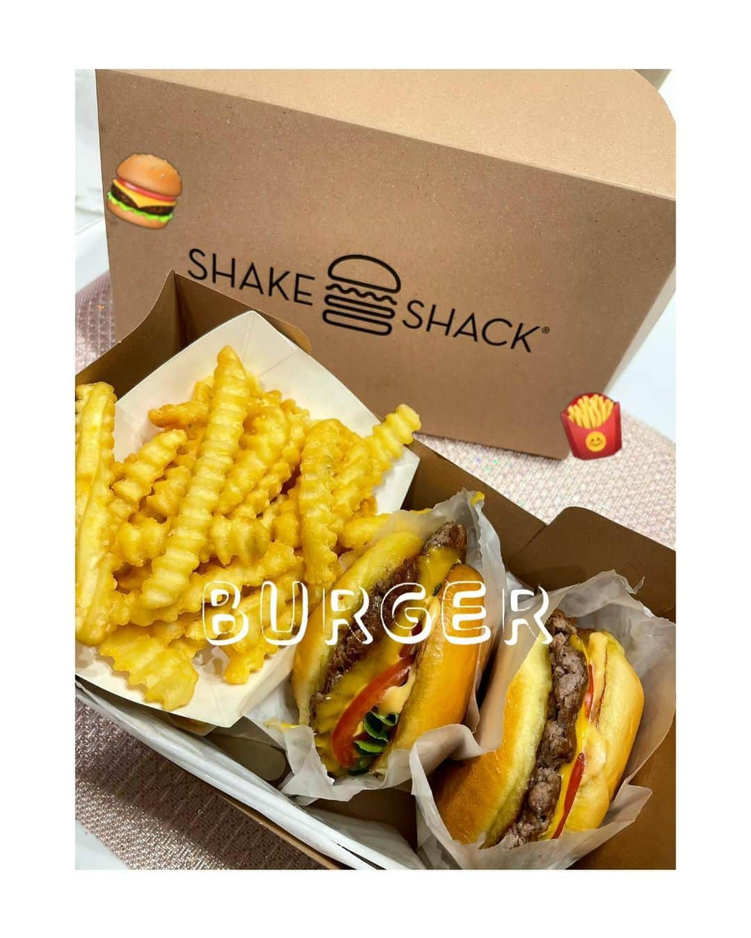 田中れいなさんのインスタグラム写真 - (田中れいなInstagram)「. SHAKE SHACK おいしすぎん??🍔🍟💕 ハンバーガーはなんかまろやかで甘みもあるのにお肉の塩味もあって ちょうどいいし ポテトもホクホクで 最高❤️❤️❤️  これにプラス シェイクも飲みました🥤🍫 幸せ🤤 ・‥…━━━☞・‥…━━━☞ #シェイクシャック #ハンバーガー #ポテト  #ジャンクフード #カロリー爆弾  #シェイク  #burger  #shakeshack  #photo #Instagram #instagramjapan  @shakeshackjpn」5月26日 20時54分 - tanakareina.lovendor