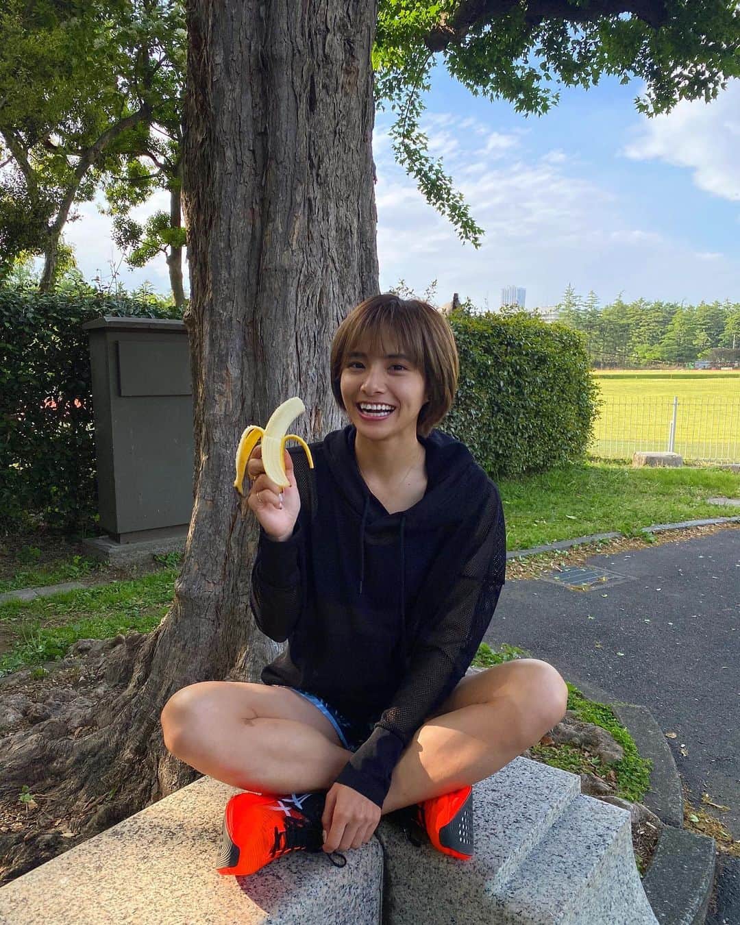 佐野千晃のインスタグラム：「お猿さんの真似じゃありません！﻿ ﻿ バナソンをしてきました！！！！笑﻿ ﻿ あ、バナソンってバナナ+マラソン=バナソン🍌ね笑﻿ ﻿ バナナはマラソン大会とかの後に配られたり走る時に割と近くにいるフルーツよね←﻿ ﻿ 手軽に美味しく食べられて栄養価も文句なしだから結構取り入れてる🤤﻿ ﻿ だからバナナと言ったらのDoleさん（　@dole.sunshine.jp  ）が運動不足をバナナで解決しようと企画したバナソン🍌﻿ ﻿ バナソンアプリLiveRunをインストールして情報共有しながら初のお絵かきランに参加して楽しませてもらっちゃいました🤤﻿ ﻿ 可愛いバナナが書けました🤤🍌﻿ ﻿ #dole　 #バナナ　 #バナソン #オンラインラン #オンラインウォーキング #run #running #マラソン #走る人　#pr」