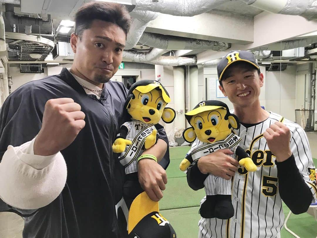 阪神タイガースさんのインスタグラム写真 - (阪神タイガースInstagram)「今日のヒーロー８回1失点の好投 秋山投手＆先制タイムリーの近本選手‼︎ #秋山拓巳 選手 #ナイスピッチング✨ #近本光司 選手 #先制タイムリー  #ナイスバッティング✨ #今日のヒーロー #阪神タイガース #挑超頂」5月26日 20時58分 - hanshintigers_official