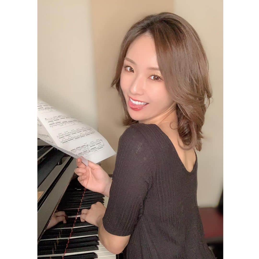 本条舞さんのインスタグラム写真 - (本条舞Instagram)「なに弾いてるかは秘密💕  #本条舞 #女優 #役者 #モデル #ピアニスト #model #actor #actress #pianist #グランドピアノ」5月26日 21時00分 - mai_honjyo_official