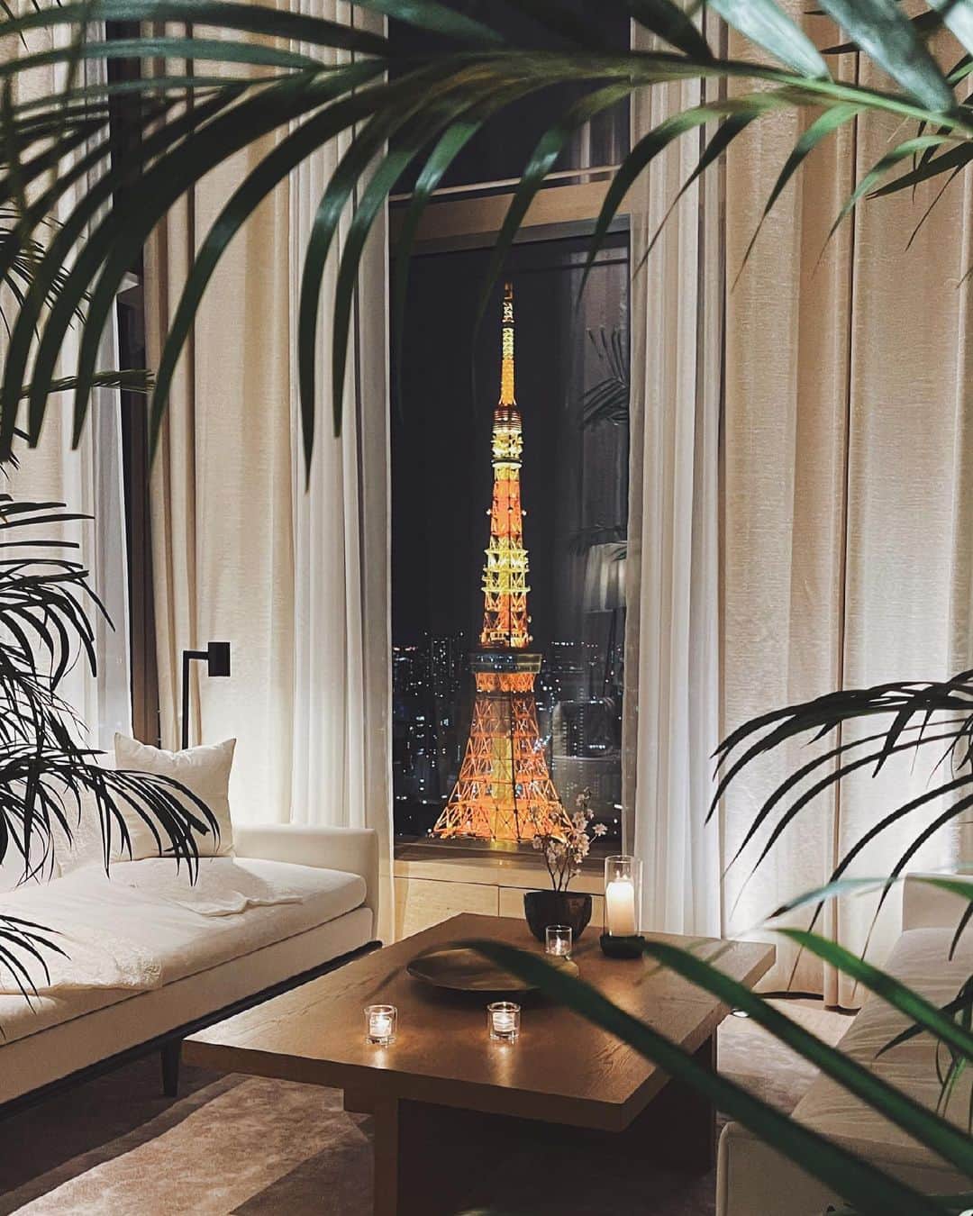 のインスタグラム：「🍴𝐓𝐎𝐊𝐘𝐎 𝐄𝐃𝐈𝐓𝐈𝐎𝐍 𝐓𝐎𝐑𝐀𝐍𝐎𝐌𝐎𝐍﻿ 𝑳𝒐𝒃𝒃𝒚🗼💙﻿ ﻿ ﻿ ﻿ ﻿ ＿＿＿＿＿＿＿＿＿＿＿＿＿＿＿＿＿＿＿＿＿＿ ﻿ 📍東京エディション虎ノ門　﻿ ✍︎︎東京都港区虎ノ門4-1-1 31F﻿ @toranomonedition ﻿ ＿＿＿＿＿＿＿＿＿＿＿＿＿＿＿＿＿＿＿＿＿＿ ﻿ #東京ホテル #ラグジュアリーホテル #ホテル好き #ホテル好きな人と繋がりたい #東京タワー #東京夜景 #東京タワー夜景 #隈研吾  #TokyoEDITIONToranomon #東京エディション虎ノ門 #EditionHotels #EditionHotel #tokyotower #tokyotower🗼 #IanSchrager」