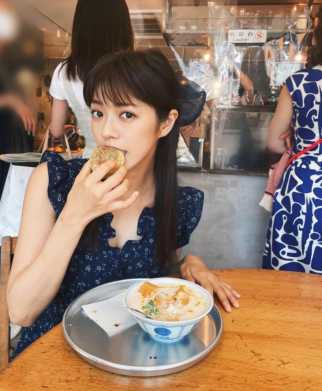わちみなみのインスタグラム：「ぱく 台湾を思い出して😣🥺😣🥺 なんとなくそんな服を着てみました笑  異国を感じたい今日この頃☁️ 台湾の豆乳だいすき！なんであんなに甘いんだろう  这个天很熱了　 最近我想出国旅行 ....已经忘了中文 在大学努力的学习了😭  #鹹豆漿 #豆漿 #台湾 #台北　#中文学习」