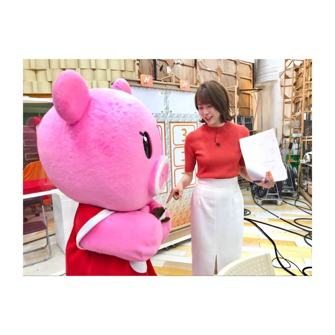 良原安美さんのインスタグラム写真 - (良原安美Instagram)「🙈﻿ ﻿ ブーナとカワウソと私。﻿ ﻿ フワフワで可愛い…。と、﻿ カワウソを愛でるブーナちゃんでした🔥﻿ ﻿ ﻿ #自分よりフワフワは許せない？﻿ #弊社のアイドル﻿ #ブーナ　と﻿ #水族館のアイドル﻿ #カワウソ﻿ #久々ブーナと写真撮ったので。」5月26日 21時13分 - yoshiharaami