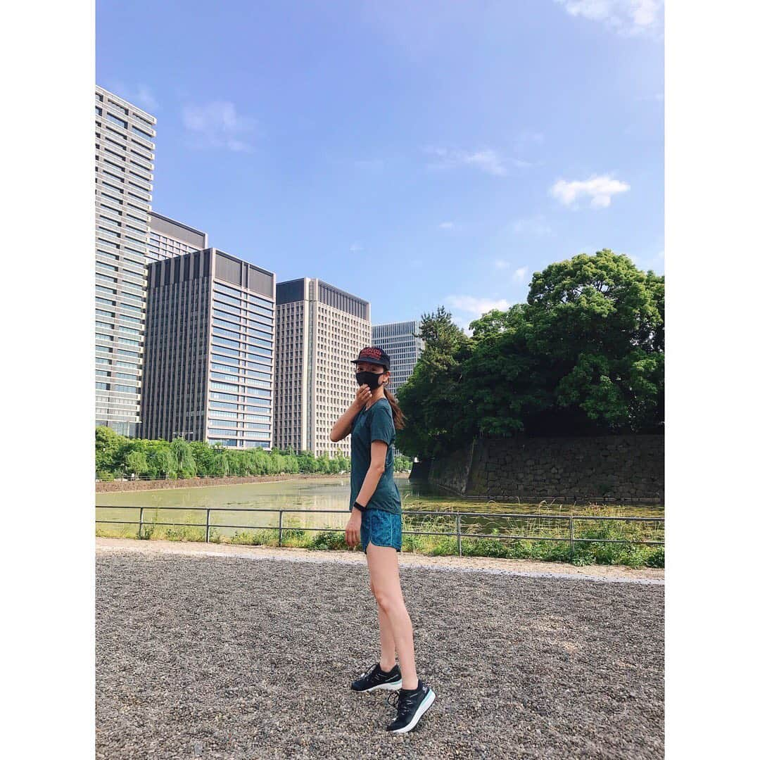 浜崎美保さんのインスタグラム写真 - (浜崎美保Instagram)「毎日MCTオイルも摂ってるし、fit bitの時計で管理もできてるし、すんごく健康✌️😍  何より今、週3でピラティスしてるので軸がブレずに走れてる気がする🥰気がするだけかな🥰？  バレエもホットヨガもトランポリンも続かなかったけどピラティスはずっと続きそう🤩👏  昨日みたいなお天気だったらスーパームーン見れたかなぁ〜🌕  #皇居ラン #半蔵門 #tokyofm地下1階  #ランナーズサテライト #JOGLIS #SALOMON #日清mctオイル  #MCTオイル #fitbit」5月26日 21時13分 - mihohamasaki_japan