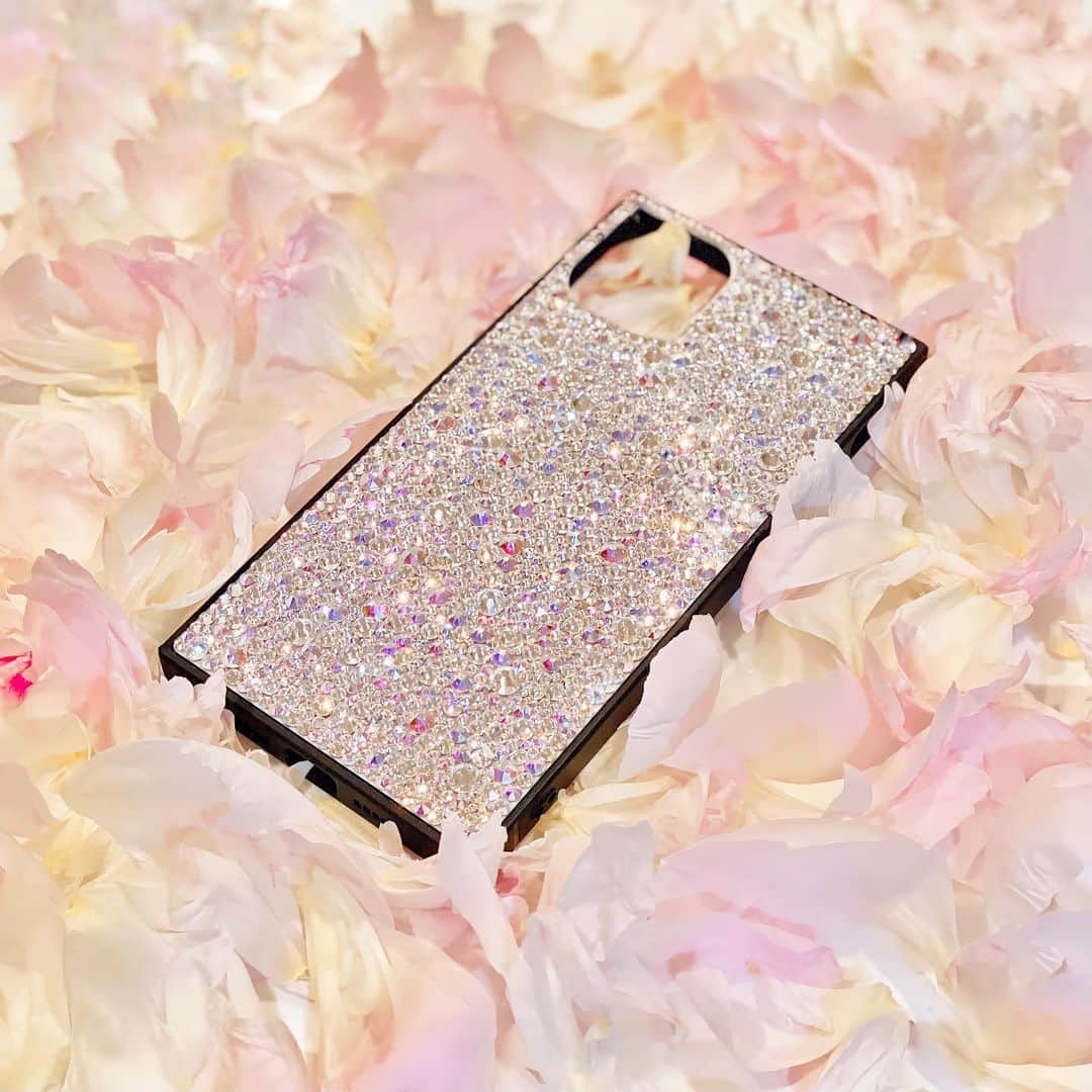のインスタグラム：「キラッキラのiPhoneケース💖 オーダーで作ってもらいました🥰❣️ @eternal_deco_official さんで💘✨  瑞々しい輝きでうっとり🥺✨  人と被らないから👍 私はシンプルデザインにしたけど、 イニシャル入れたりいろいろオーダーできるよ🥺 プレゼントにもおすすめ👍❣️  #eternal_deco  #caseiphone#iPhoneケース#キラキラケース#スワロフスキー#スワロフスキーデコ」
