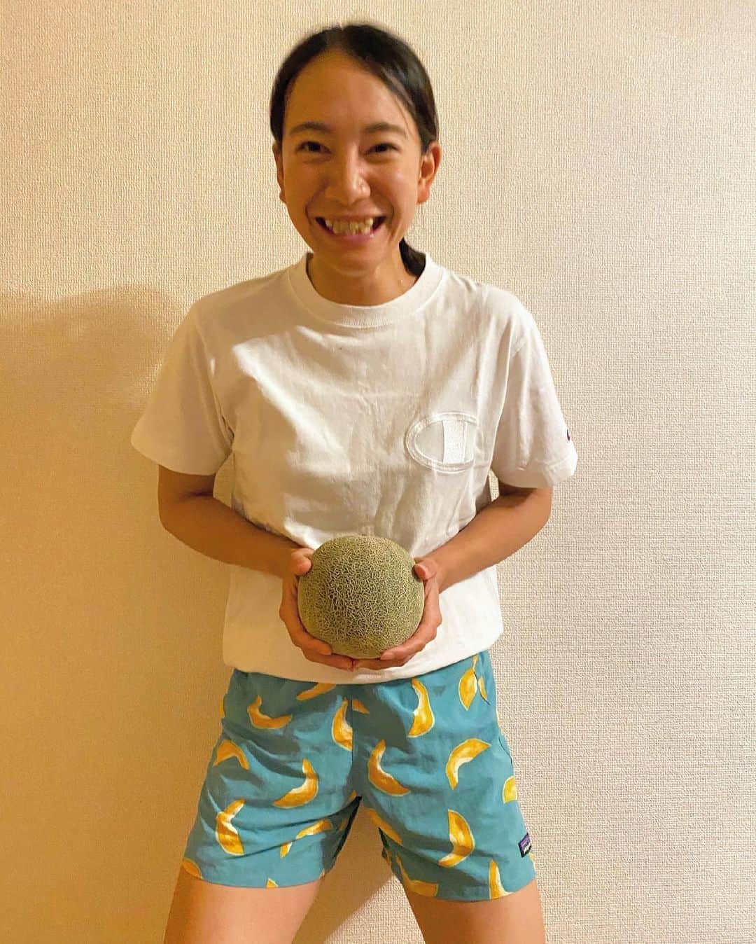 坂口由里香のインスタグラム：「🍈🧡  お気に入りのメロンパンツを履いて 大好きなメロン食べました🤤  #メロン #melon」