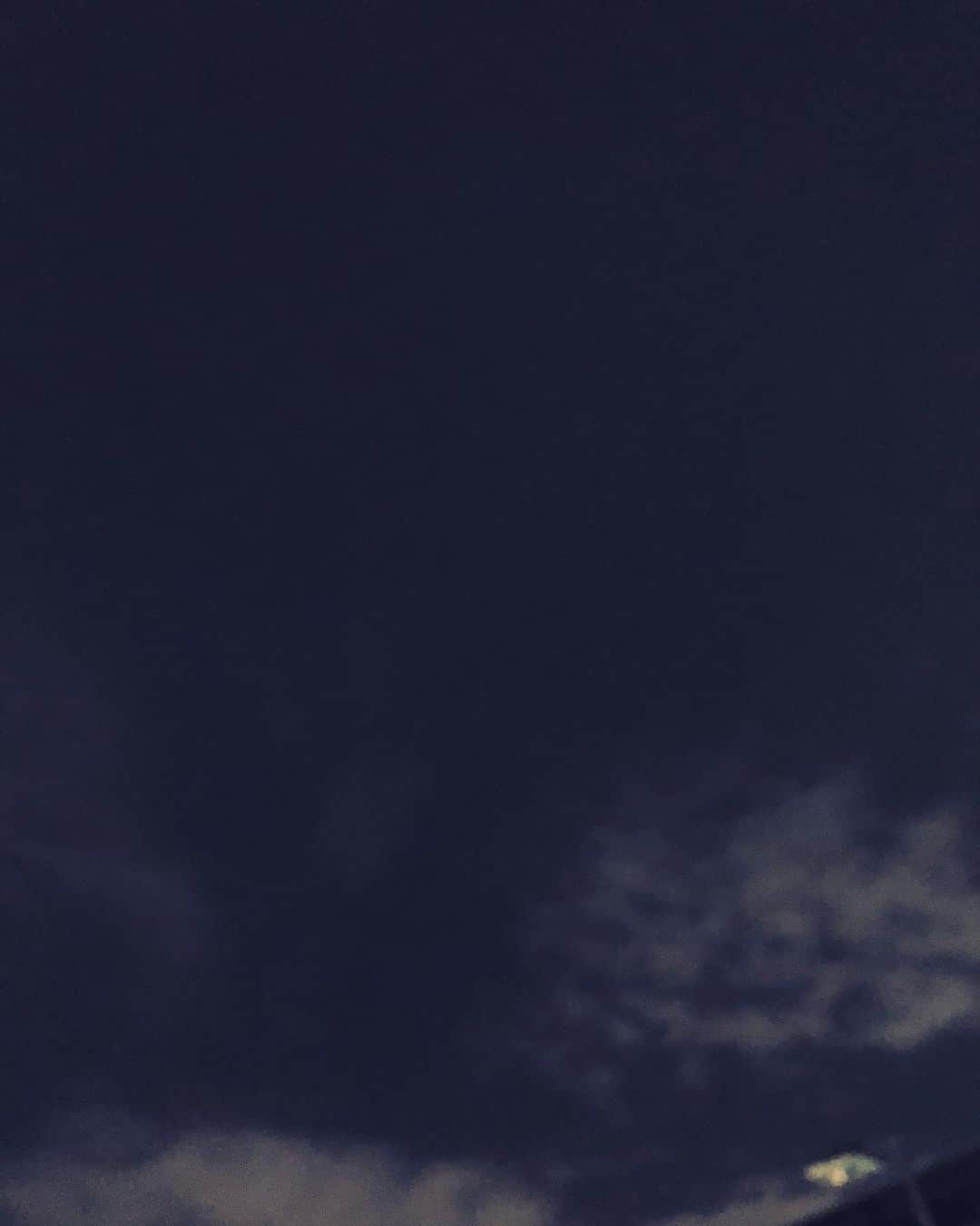 内田恭子さんのインスタグラム写真 - (内田恭子Instagram)「親子パジャマ姿で近所の高台にまで来たけれど…月が見えないの巻。人が結構いるのにも関わらず、意地でパジャマのまま月を待つ。皆さんは見られましたか？😊  Waiting for Total lunar eclipse. Is it too cloudy tonight?😭  #皆既月食 #スーパームーン #totallunareclipse #内田恭子 #kyokouchida」5月26日 21時21分 - kyoko.uchida.official