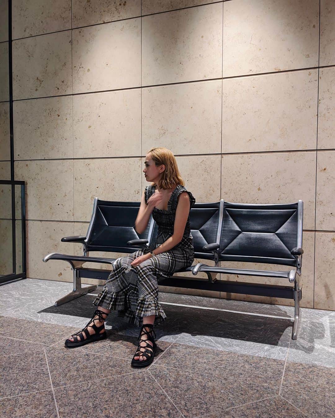 渡邉香織さんのインスタグラム写真 - (渡邉香織Instagram)「🦭 また髪伸ばして染めたい🪨🍣 この空港にある椅子思い出深くて大好き🇺🇸🌺」5月26日 21時45分 - foxco_kaori