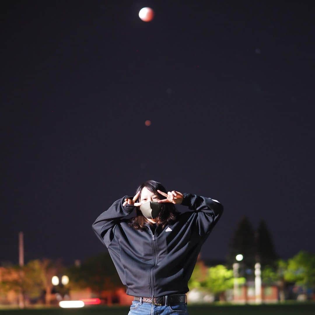 高木菜那さんのインスタグラム写真 - (高木菜那Instagram)「今日はスーパームーンと皆既月食！ 24年ぶりらしいので写真撮影会！ カメラで撮ってみたけど初心者すぎて…😭笑 カメラで撮ると本当に赤く見えて感動🌕 ずっとお月様眺めてたけどまだまだ夜は寒いですね😵 パワーチャージ出来たので明日からまた頑張ります！ #月とか星とか好き  #月の中にうさぎさんいるかな  #スーパームーン  #皆既月食  #髪の毛ぼさぼさ #眠そう  #かめら初心者 #使い方はてな」5月26日 22時00分 - nana.takagi