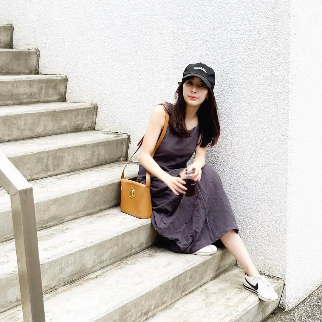 瀬戸晴加のインスタグラム：「最近やっと晴れて暖かい日が増えて嬉しい…！　帰国してからなかなか青空が見える日が無くて、しょんぼりする日も多かったので晴れているだけで1日テンションが高いです☺️笑  Cap ca4la_official  One piece @lagunamoon_com  Bag coach  Shoes nike  lagunamoonのバッククロスギャザーワンピースにスニーカーを合わせたラフなコーデ☑︎パープルとグレーの中間のような色なので日々のコーデに取り入れやすい🙆🏻‍♀️💘 早く夏にならないかなー！！ #lagunamoon #fashion #coordinate #ootd #summer #coach#yellow #今日のコーデ#ファッション#スニーカーコーデ#ワンピース」