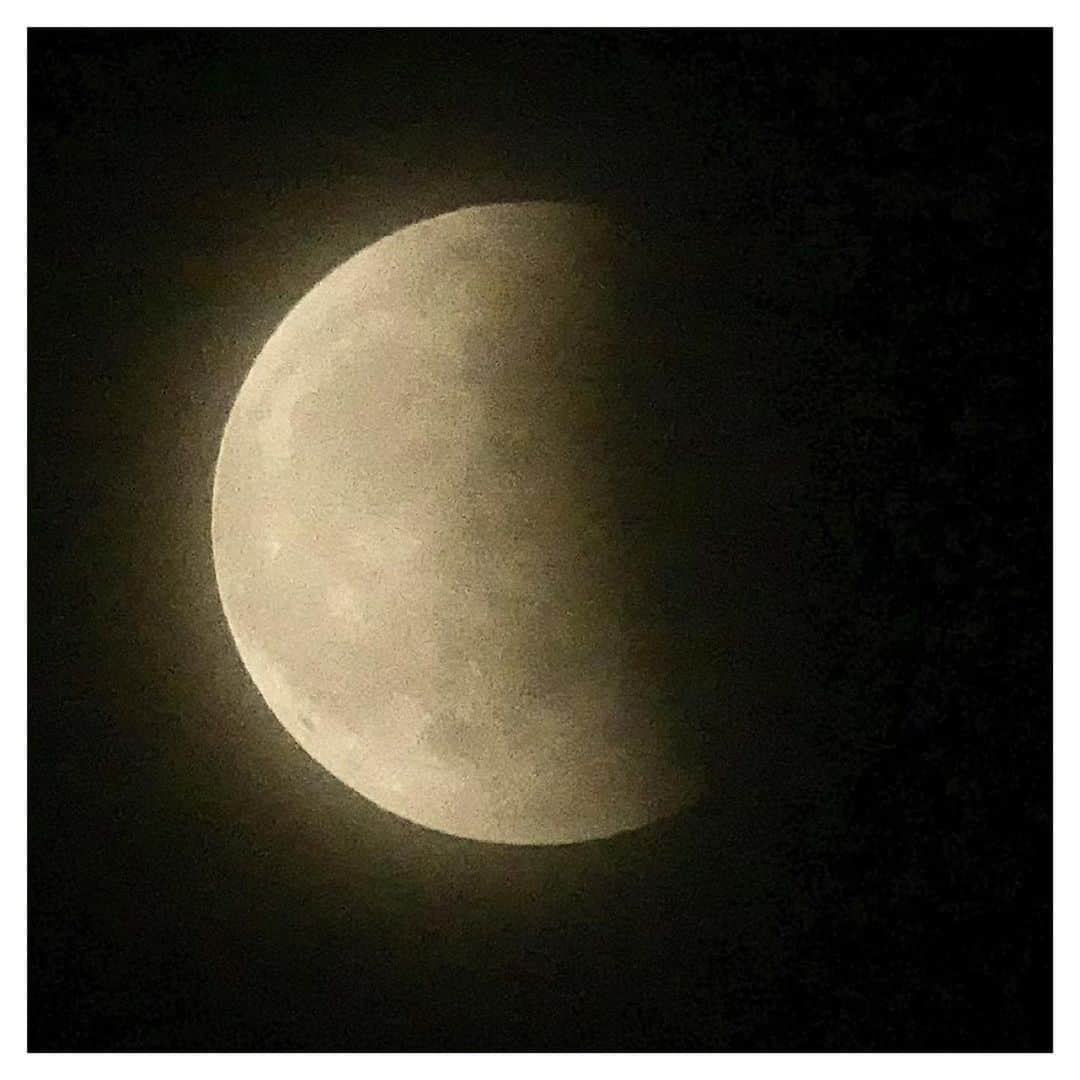 さだまさしさんのインスタグラム写真 - (さだまさしInstagram)「出た出た月が🌖 ヤクルト戦が終わった頃にようやく出現👀 まだ月食中❣️ みなさんこの後大雨にどうぞ気を付けて⚠️ . #スーパームーン #皆既月食 #さだまさし #sadamasashi」5月26日 22時23分 - sada_masashi