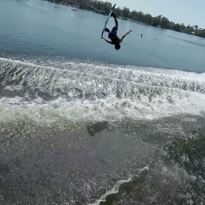 手塚翔太のインスタグラム：「3tricks from yesterday behind my @supra_boats #SA550 🔥🔥🔥 Getting ready for 2021season😎👊🏻 🚁:@agarabaghi」