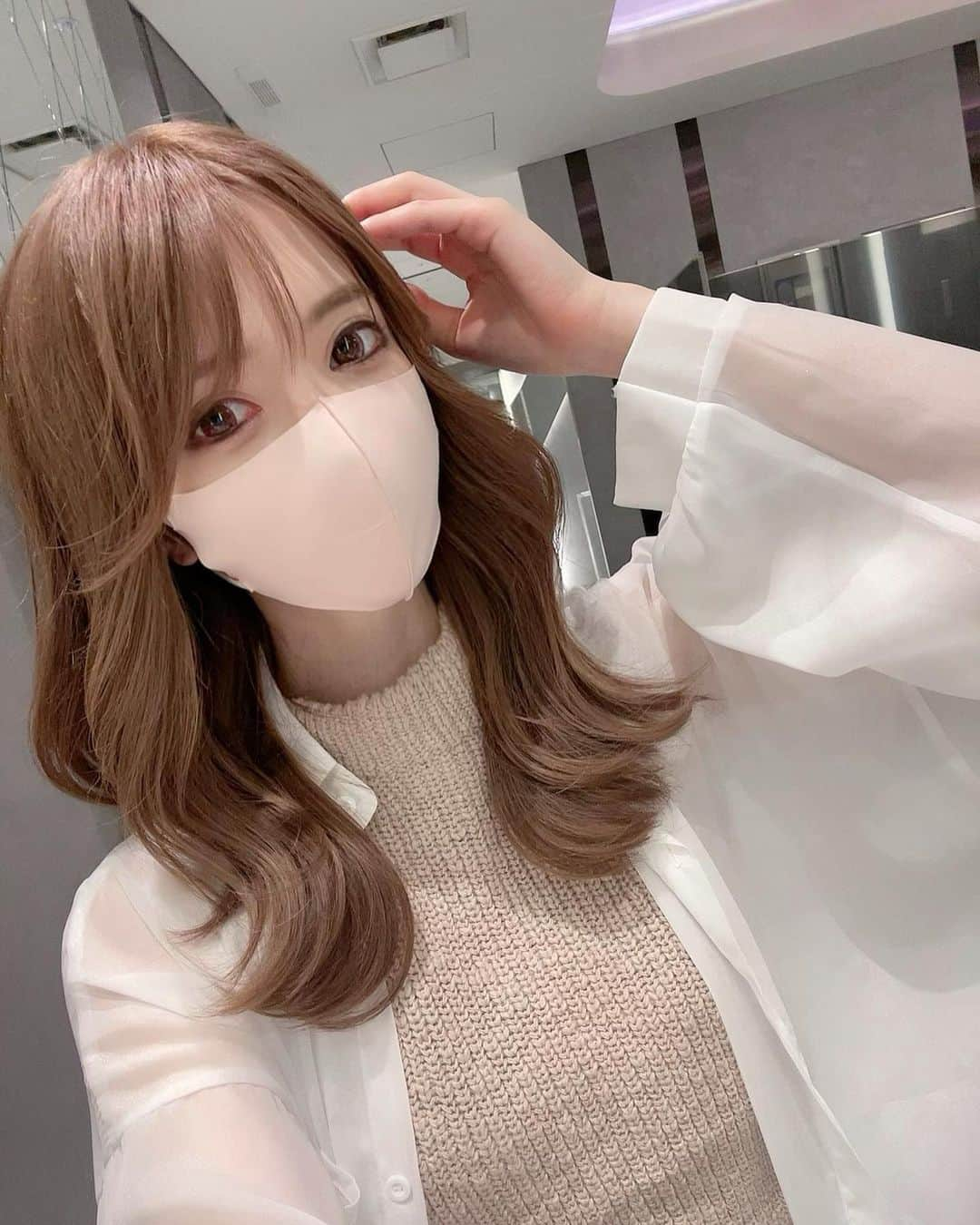 優月美羽さんのインスタグラム写真 - (優月美羽Instagram)「月一美容院💇✂  今回は少し明るくしてもらって 長さも短くしてアレンジしやすい長さにお任せ💇‍♂❤️ 前回同様イヤリングカットがポイントで可愛くてまた作ってもらった❤ ハーフアップにするとわかりやすいのでまたセットした時ストーリーに載せます💕  更に纏まりやすくなって トリートメントで最強にサラツヤになり、最後のセットもめっちゃ可愛く巻いてもらえて満足度やばい🥰  担当は片桐さん✨💇‍♂ @rollen_katagiri  @rollen_official   今回も可愛くしてくれてありがとお🥺💓💓 巻き方見学したから頑張ろう笑 自分だと難しい🤦‍♀️  #美容室 #rollen #美容院rollen #原宿美容室 #韓国風ヘア #イヤリングカット　#ヘアアレンジ #ヘアカラー #シースルーバング #ヨシンモリ #ヨシンモリ巻き #ミディアムヘア #ロングヘア」5月26日 22時45分 - miu.yuzuki