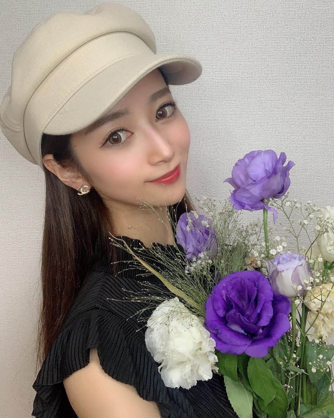 児玉菜々子さんのインスタグラム写真 - (児玉菜々子Instagram)「今日は久々にお花買いにお出かけしました💐  お部屋にお花があるとやっぱり気分が上がる🐶🌸 ちゃんと毎週買いに行かなきゃね🥺  今日は暖かくなったらかぶろうと思ってた帽子を初めておろしてご機嫌です🥰  hat👒 @selectshop.leeen   tops👚 @zara   earrings💎 @chanelofficial   黒以外の帽子って人生でほぼ初だけど 春夏向きで可愛い🐶❤️ 似合ってる？🥺笑  #春夏 #帽子 #hat  #キャスケット #イヤリング #意外に #ピアス #開いてません #怖がり #笑 #お花 #花  #花のある暮らし  #flower #instagram  #instagood  #instalike  #followme」5月26日 22時58分 - nanaco.conana