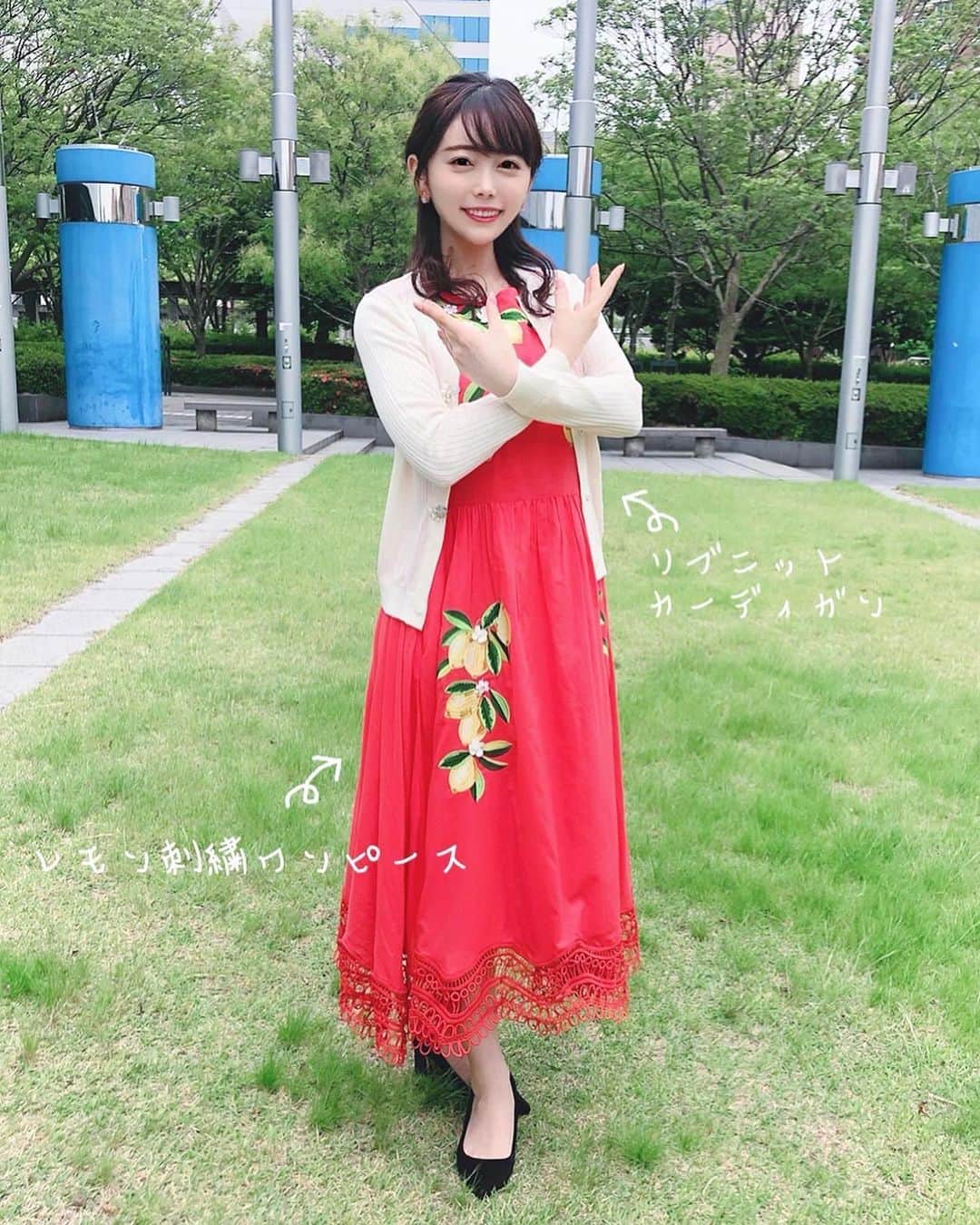 のインスタグラム：「今日もタダイマ！をご覧いただき、ありがとうございました✨  RKBオンライン「つじまりバレエ団」用(?)に撮ってもらった写真で衣装紹介🩰  ワンピース＆カーディガンは、 @chesty_official 👗  イヤリングは、 @lycka_insta です✨  スタイリスト: さけみゆみ さん @stylist_sakemi_yumi   #rkb毎日放送 #rkb #タダイマ！ #衣装 #アナウンサー衣装 #ワンピース #ワンピースコーデ #カーディガン #chesty #チェスティ #イヤリング #lycka #リュッカ #つじまりバレエ団 #🩰 #スタイリスト #styling #さけみゆみ さん #アナウンサー #辻満里奈」