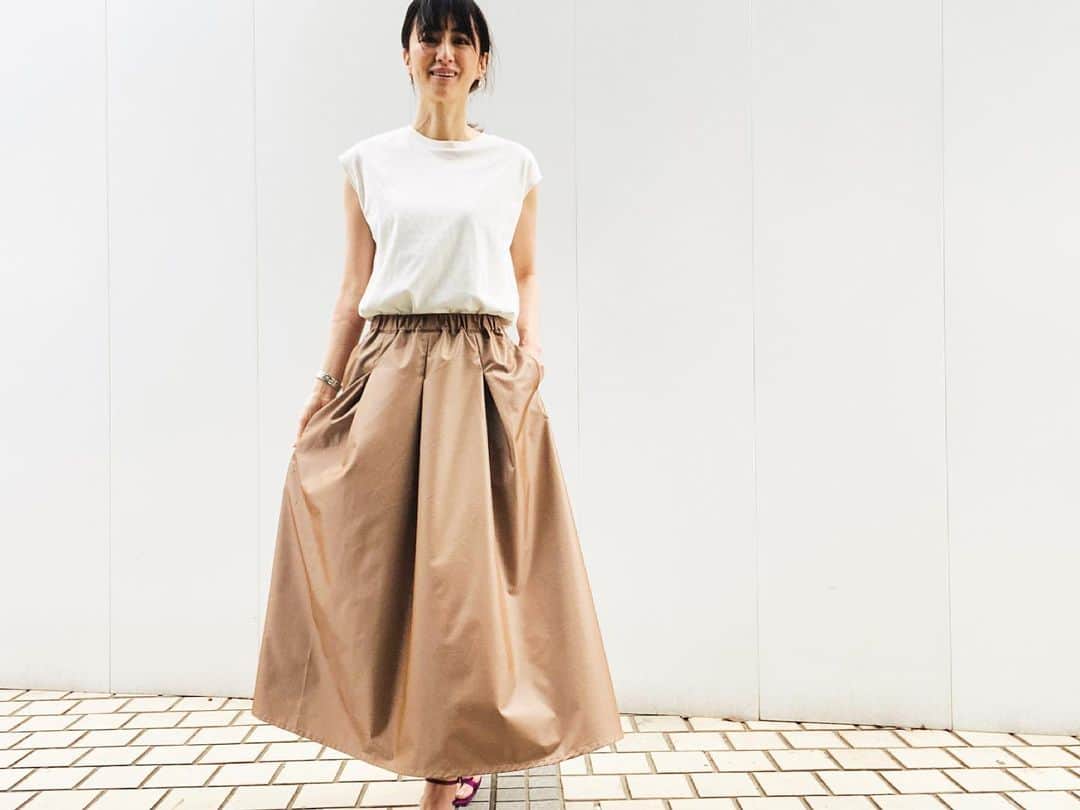 前田ゆかのインスタグラム：「展示会で大人のベージュカラーが気に入ってオーダーしていたフレアースカートが届きました！ #シャンブレータックフレアースカート @elura_official   美しいＡラインシルエットは ハリとボリュームでドラマチックな存在感をもたらしてくれるベージュのスカート、ウエストがゴムで薄手な光沢が涼しげな雰囲気です。  トップスは昨年夏の大定番だった#サマ見えフレンチスリーブ  肩先にわずかにかかるフレンチスリーブはスッキリ合わせやすく程よいサイズ感。今年はニュアンスカラーも追加して揃えたいな。  .stのwebで購入出来ますよ。  #エルーラ #elura #大人の悩みに効くコーデ」