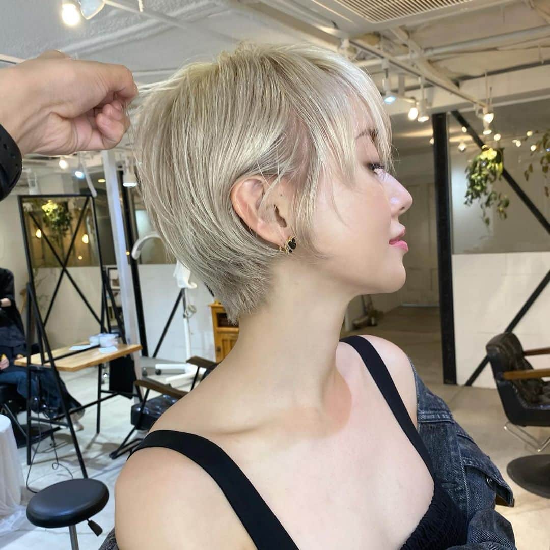 &mのインスタグラム：「白いライトの下だとこんな感じ🧜‍♀️ シルバーとちょっとのベージュ。 紺野さんの天才的なローブリーチ。  #シルバー #ベージュ #ブリーチ #美肌作り  #ママコーデ」