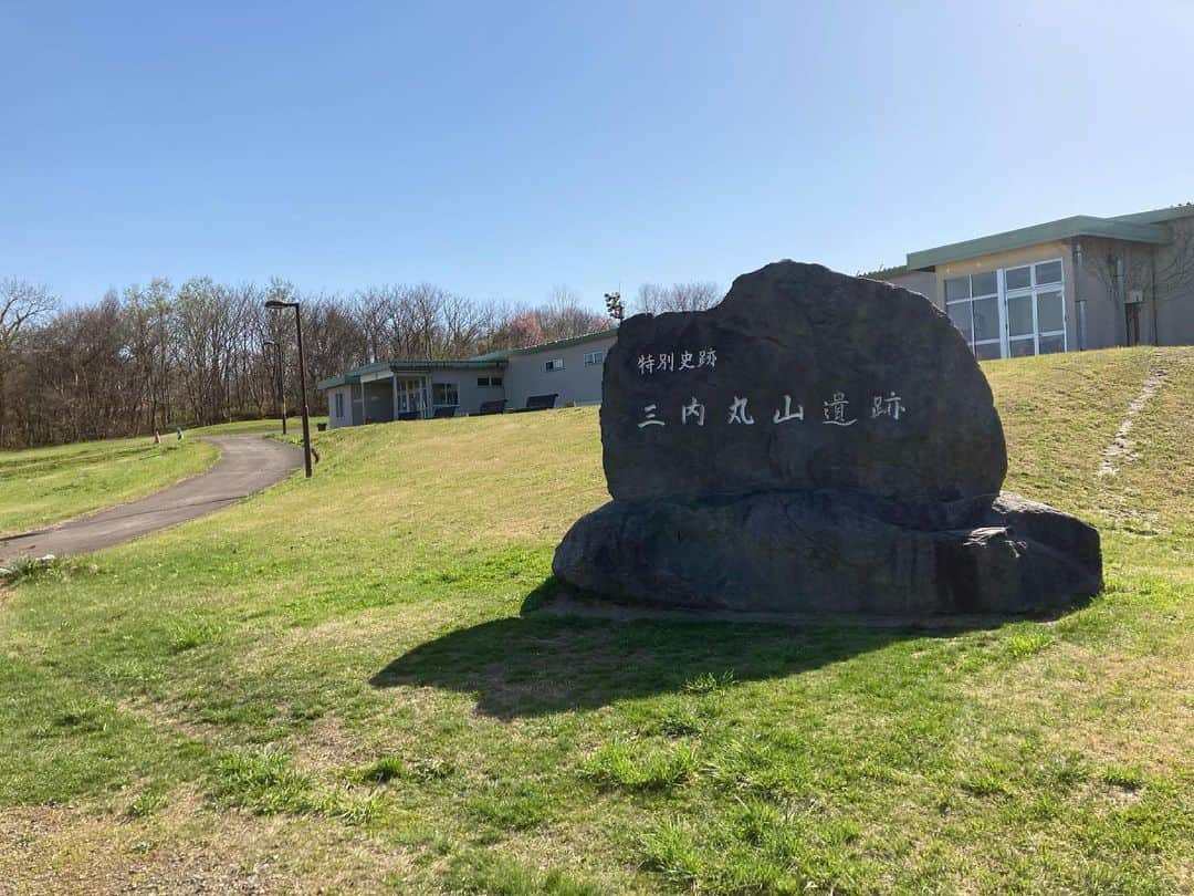 りんご娘さんのインスタグラム写真 - (りんご娘Instagram)「. 「北海道・北東北の縄文遺跡群」 世界文化遺産に登録される見通し、とのこと！ おめでとうございます！！👏👏👏  RINGOMUSUMEは、青森の縄文遺跡群イメージソング「JOMON」を通して応援してきましたが、このニュースを聞きとても嬉しく思います。  RINGOMUSUMEはこれからも応援していきます🍎🍏  尚、めざましテレビさんより電話インタビューを受けましたので明日放送される予定です！ (※生放送のため内容が変更になる可能性もございます)  #北海道北東北の縄文遺跡群#青森の縄文遺跡群#世界文化遺産 #RINGOMUSUME#りんご娘#とき#王林#ジョナゴールド#彩香#JOMON  #青森ではフジテレビさん見られません #見ることができた県外famerさんの感想お待ちしております」5月26日 23時35分 - _ringo.musume.com_