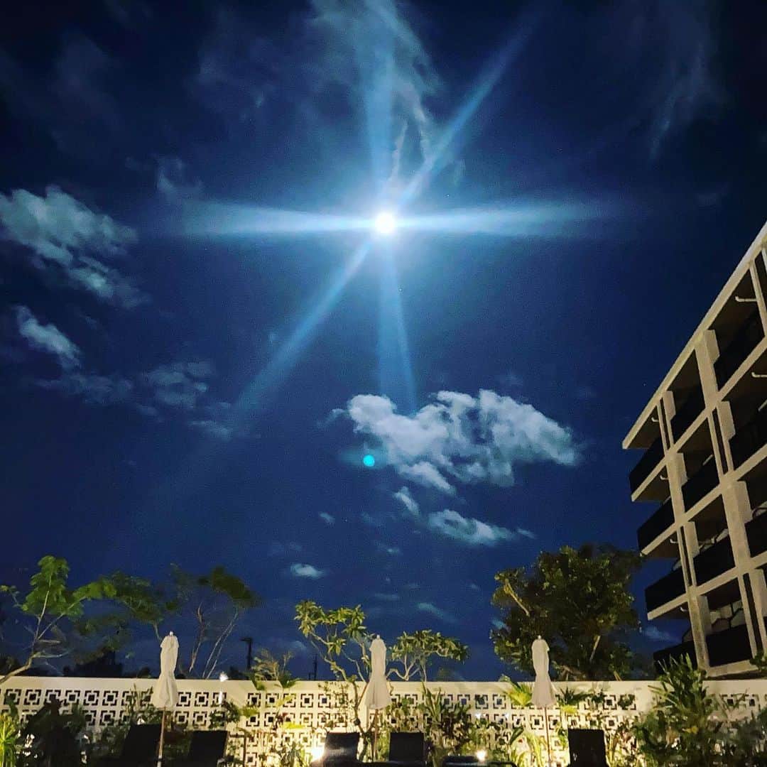 ririさんのインスタグラム写真 - (ririInstagram)「🌝  綺麗な月にうっとり  ずっと眺めてたよ！  #皆既月食 #スーパームーン」5月26日 23時40分 - riri.ribon